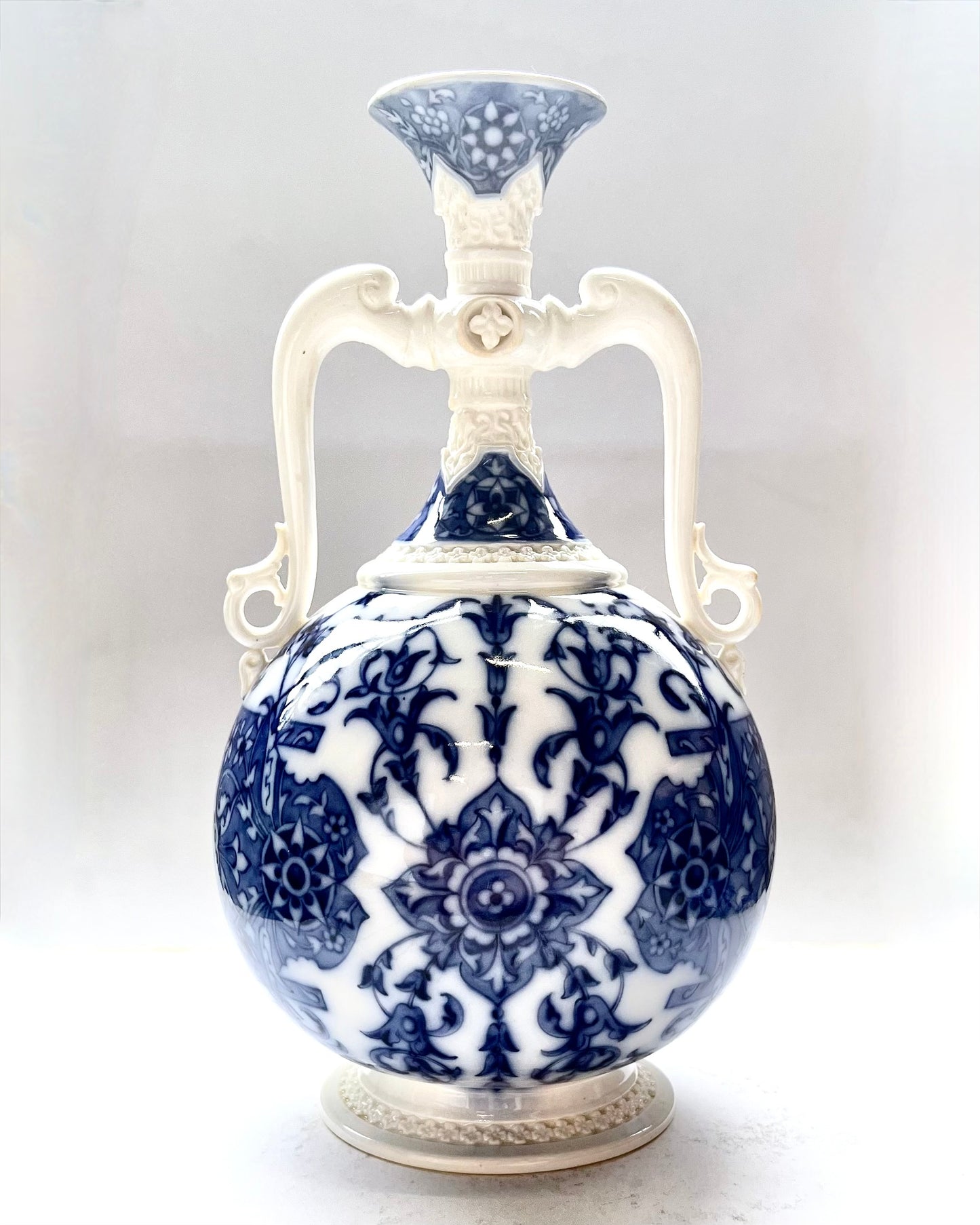 罕见的 19 世纪晚期皇家伍斯特蓝白双柄瓷花瓶,约 1900-1910 年