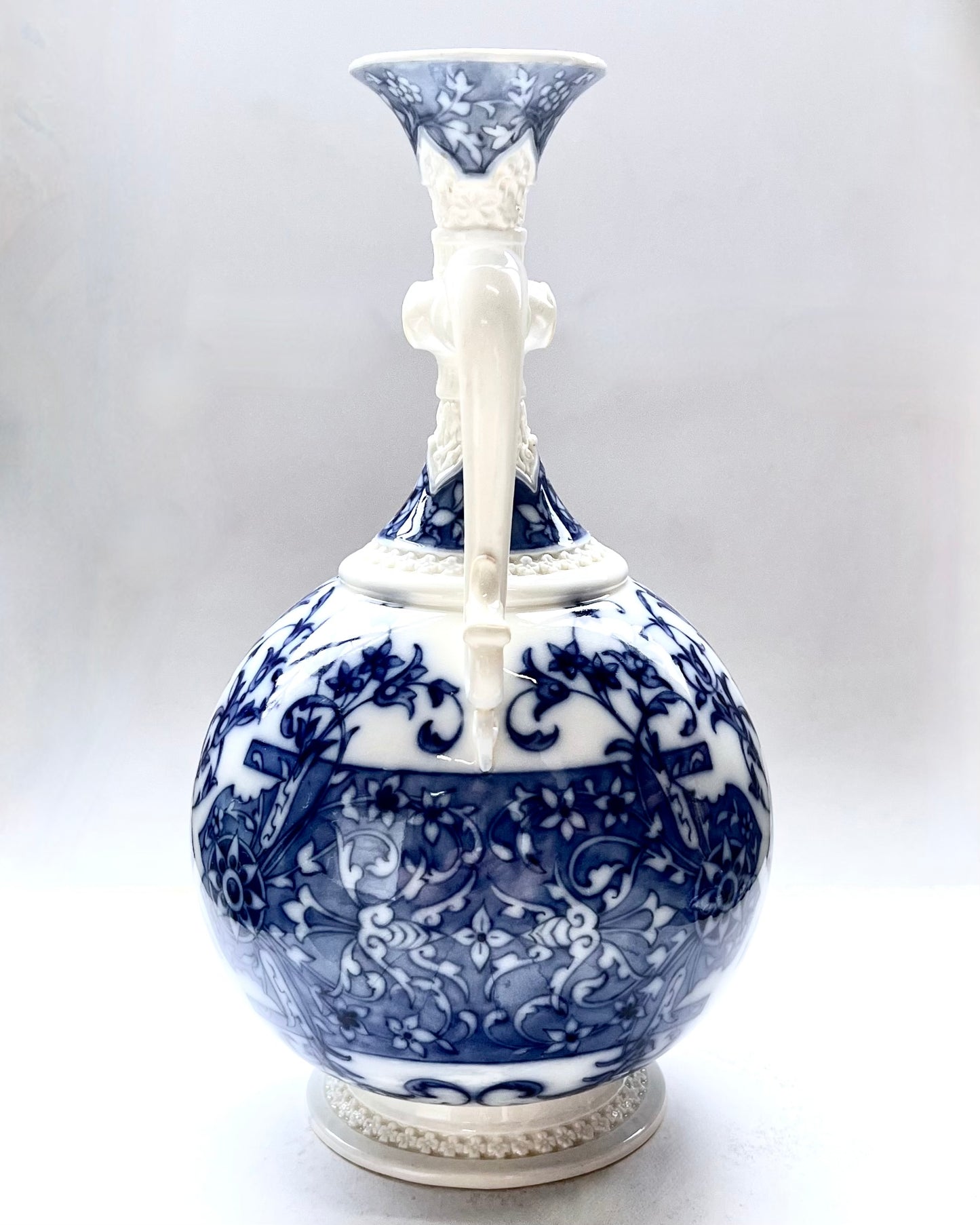 罕见的 19 世纪晚期皇家伍斯特蓝白双柄瓷花瓶,约 1900-1910 年