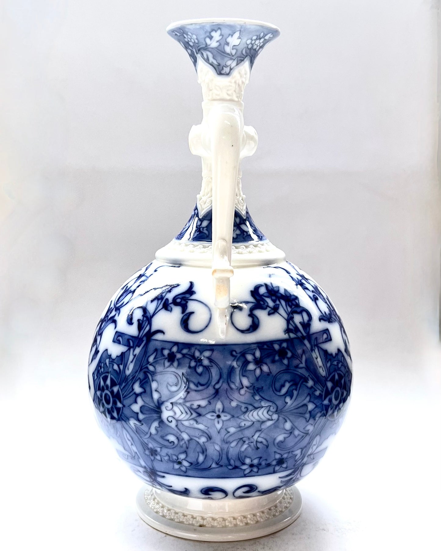 罕见的 19 世纪晚期皇家伍斯特蓝白双柄瓷花瓶,约 1900-1910 年