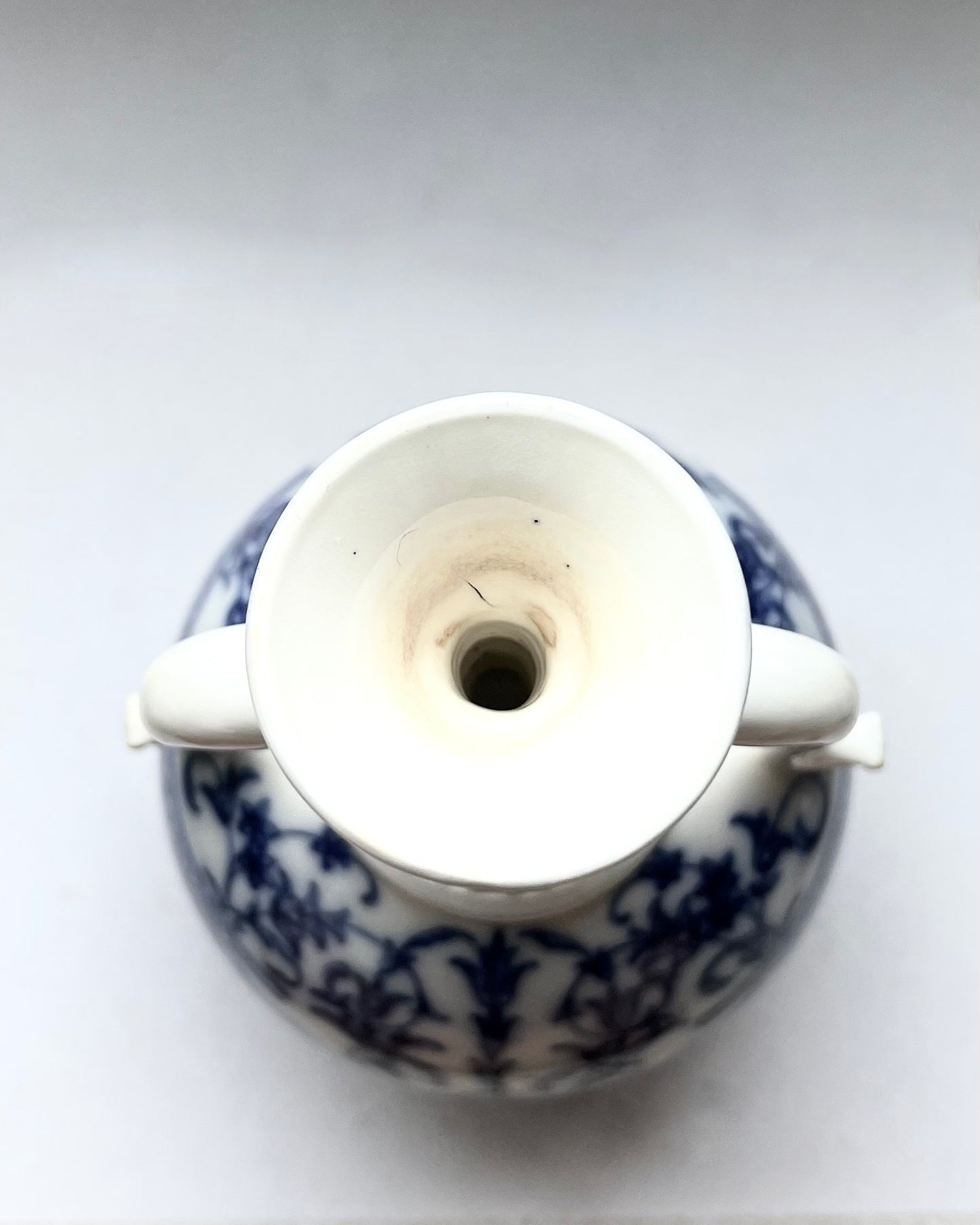 罕见的 19 世纪晚期皇家伍斯特蓝白双柄瓷花瓶,约 1900-1910 年