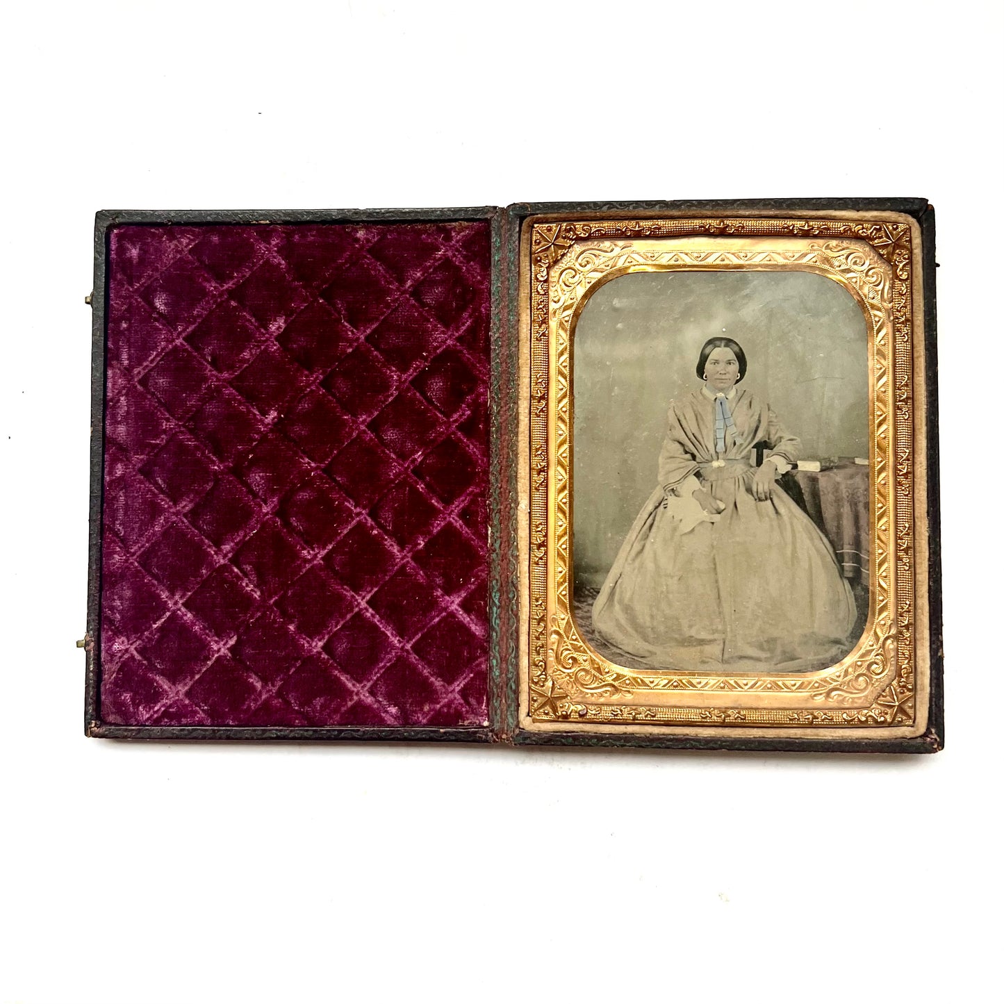 Hermoso daguerrotipo antiguo de cuarto de placa, circa 1850. Estuche original de cuero y terciopelo con un hermoso tapete de latón.
