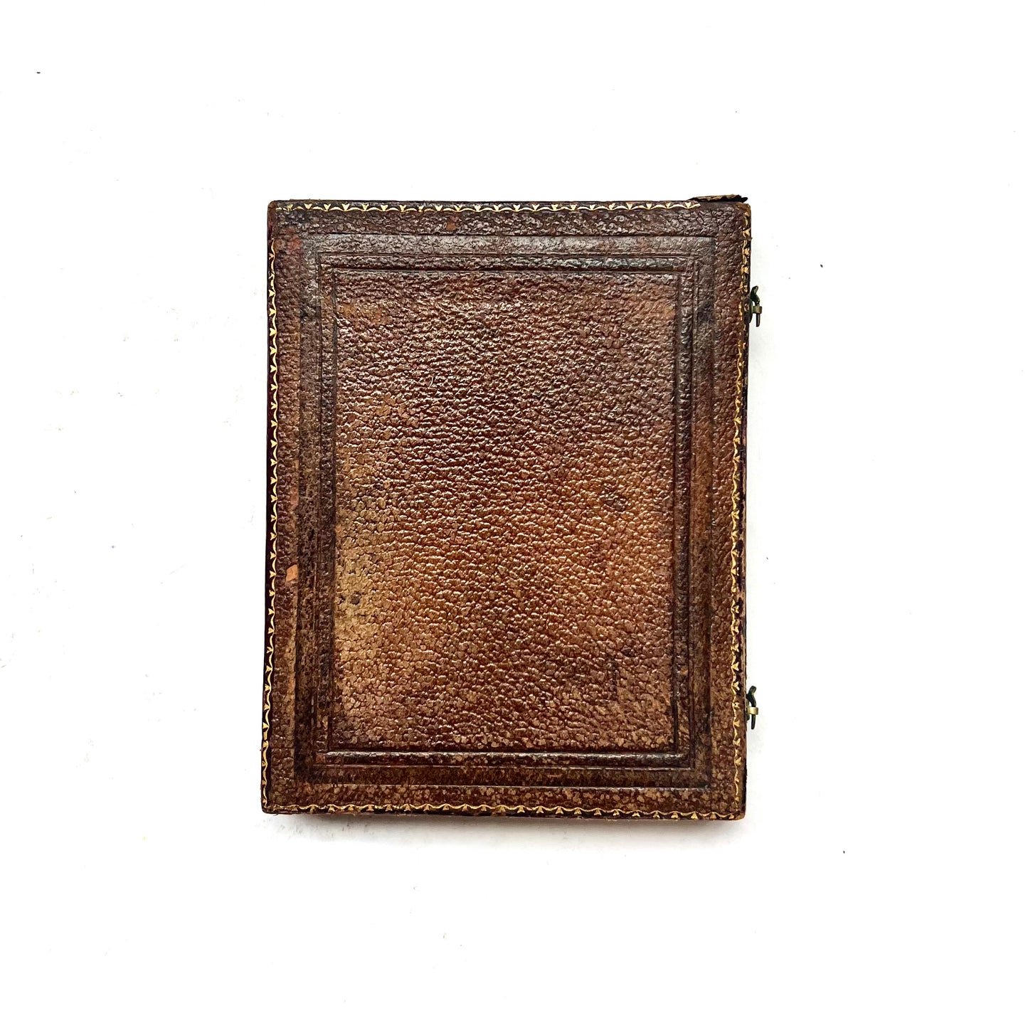 Hermoso daguerrotipo antiguo de cuarto de placa, circa 1850. Estuche original de cuero y terciopelo con un hermoso tapete de latón.