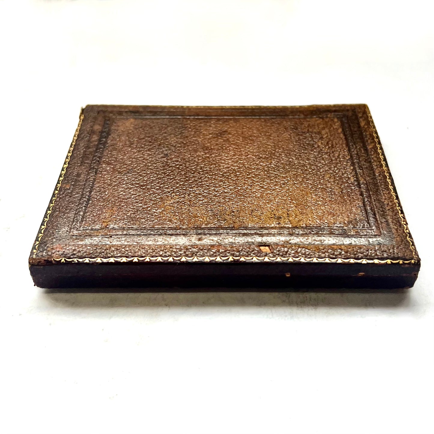 Hermoso daguerrotipo antiguo de cuarto de placa, circa 1850. Estuche original de cuero y terciopelo con un hermoso tapete de latón.