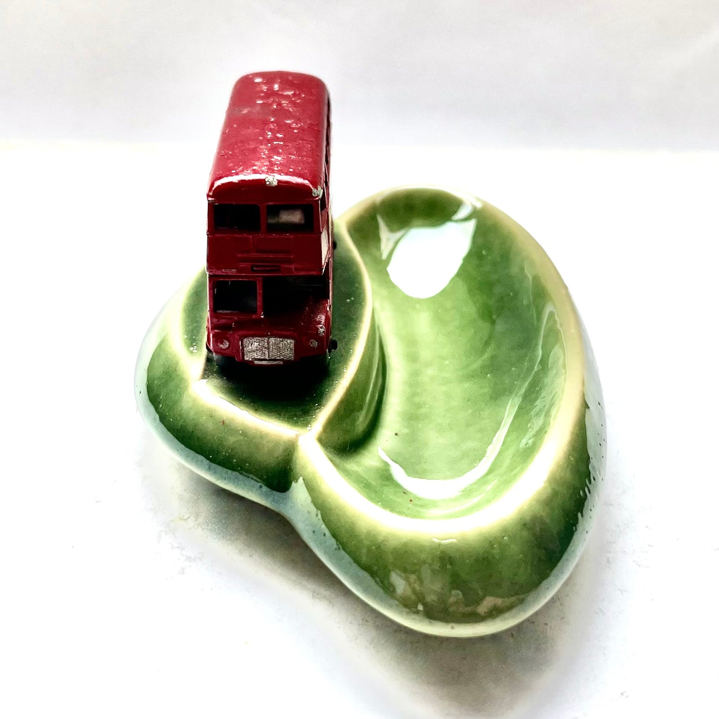 稀缺的老式韦德英格兰陶瓷烟灰缸与铸铁伦敦双层巴士,玩家烟草,大约 20 世纪 40 年代
