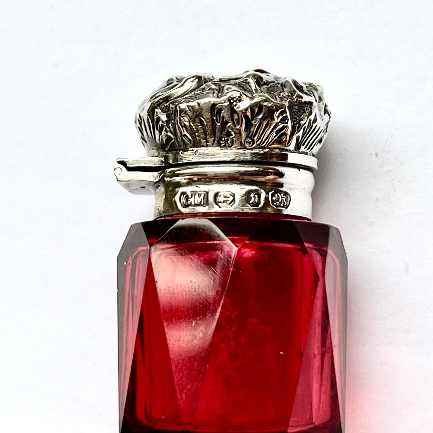 古董维多利亚红宝石玻璃和纯银香水瓶,伯明翰 1878 年,CC May and Sons(查尔斯·梅)