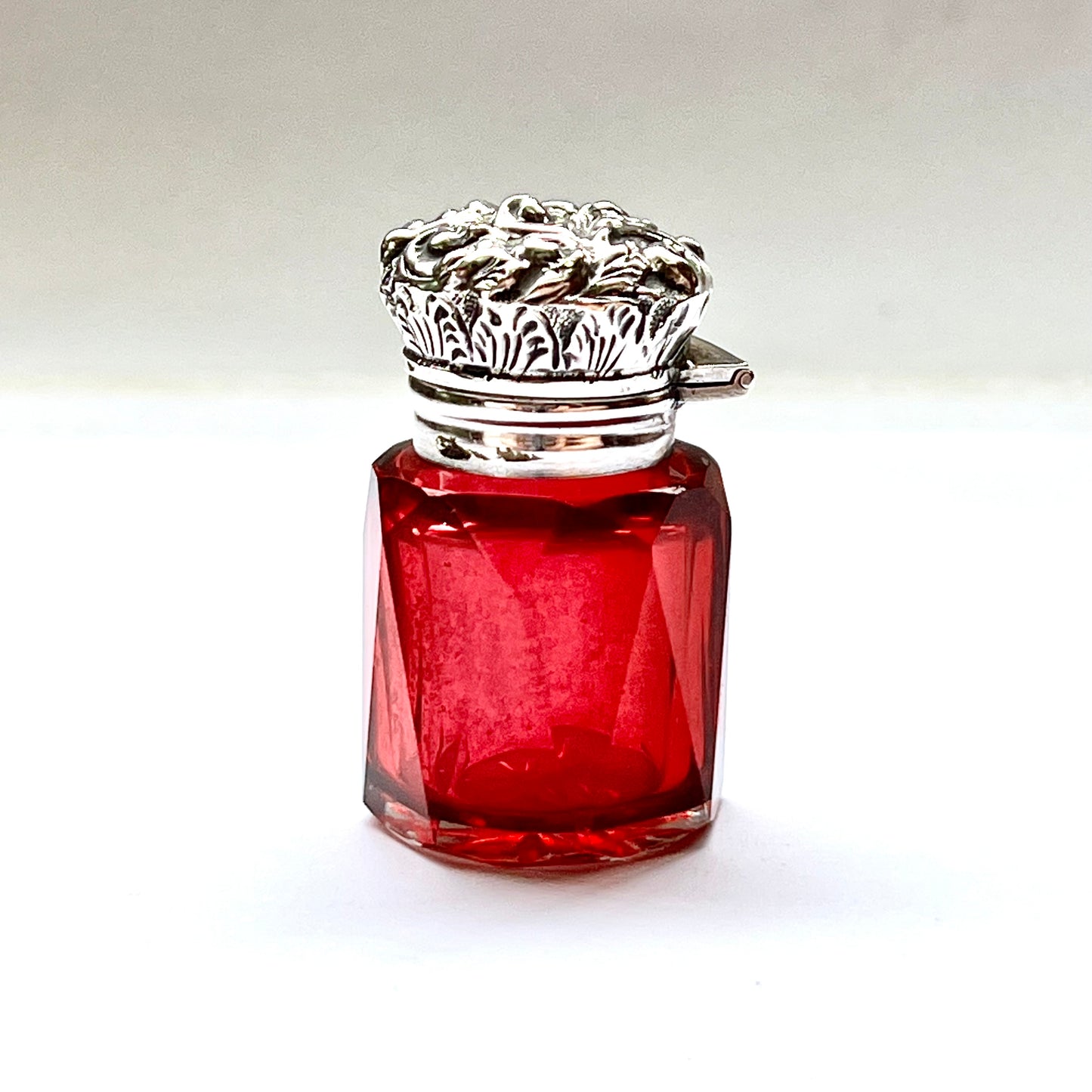 古董维多利亚红宝石玻璃和纯银香水瓶,伯明翰 1878 年,CC May and Sons(查尔斯·梅)