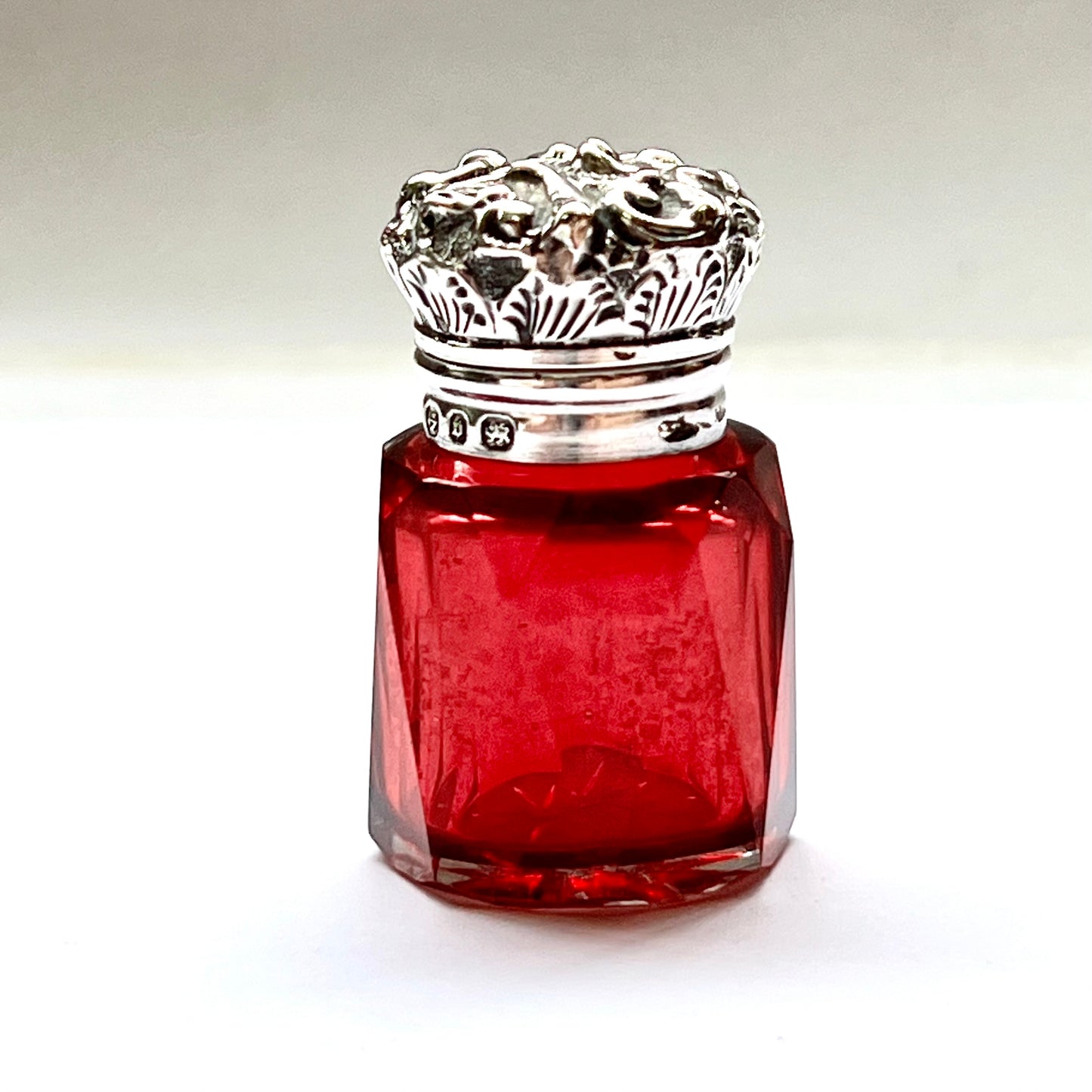 古董维多利亚红宝石玻璃和纯银香水瓶,伯明翰 1878 年,CC May and Sons(查尔斯·梅)
