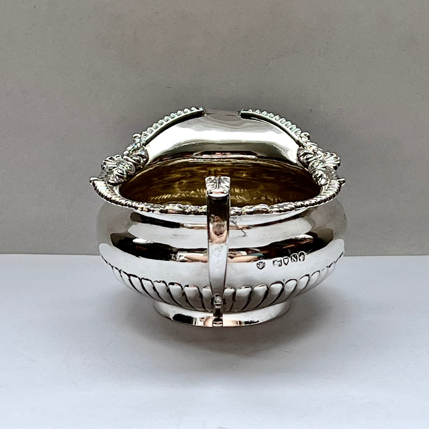 Jarra para crema antigua de plata esterlina con cresta de la época victoriana tardía, Walter y John Barnard, Londres, 1888.