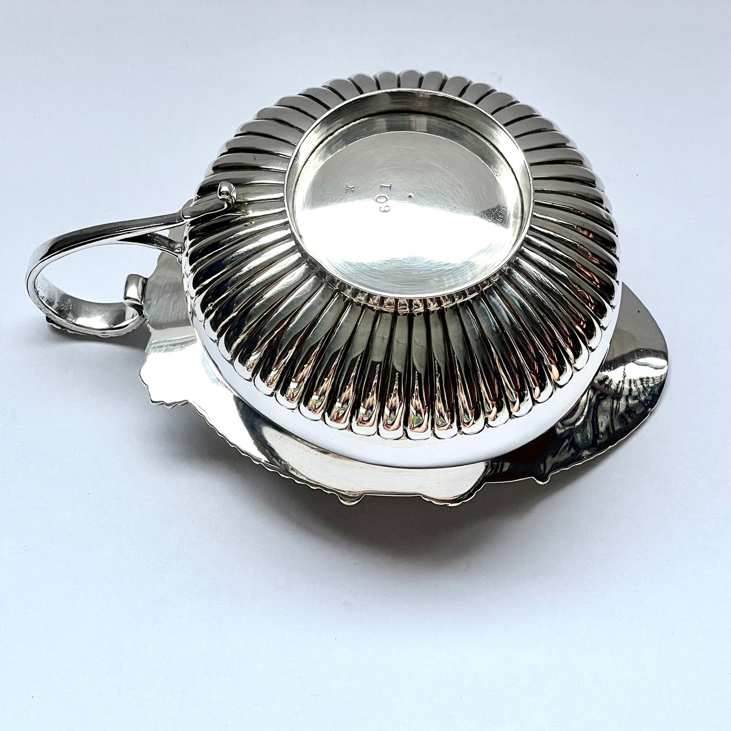 Jarra para crema antigua de plata esterlina con cresta de la época victoriana tardía, Walter y John Barnard, Londres, 1888.