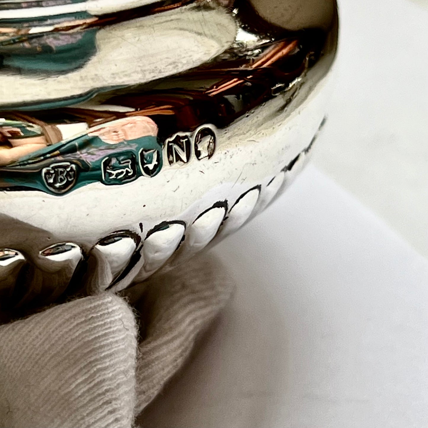 Jarra para crema antigua de plata esterlina con cresta de la época victoriana tardía, Walter y John Barnard, Londres, 1888.