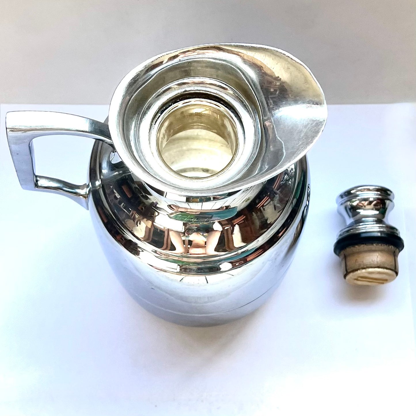 Jarra térmica de estilo Art Déco a mediados de siglo, fabricada en Inglaterra, circa 1930-1950