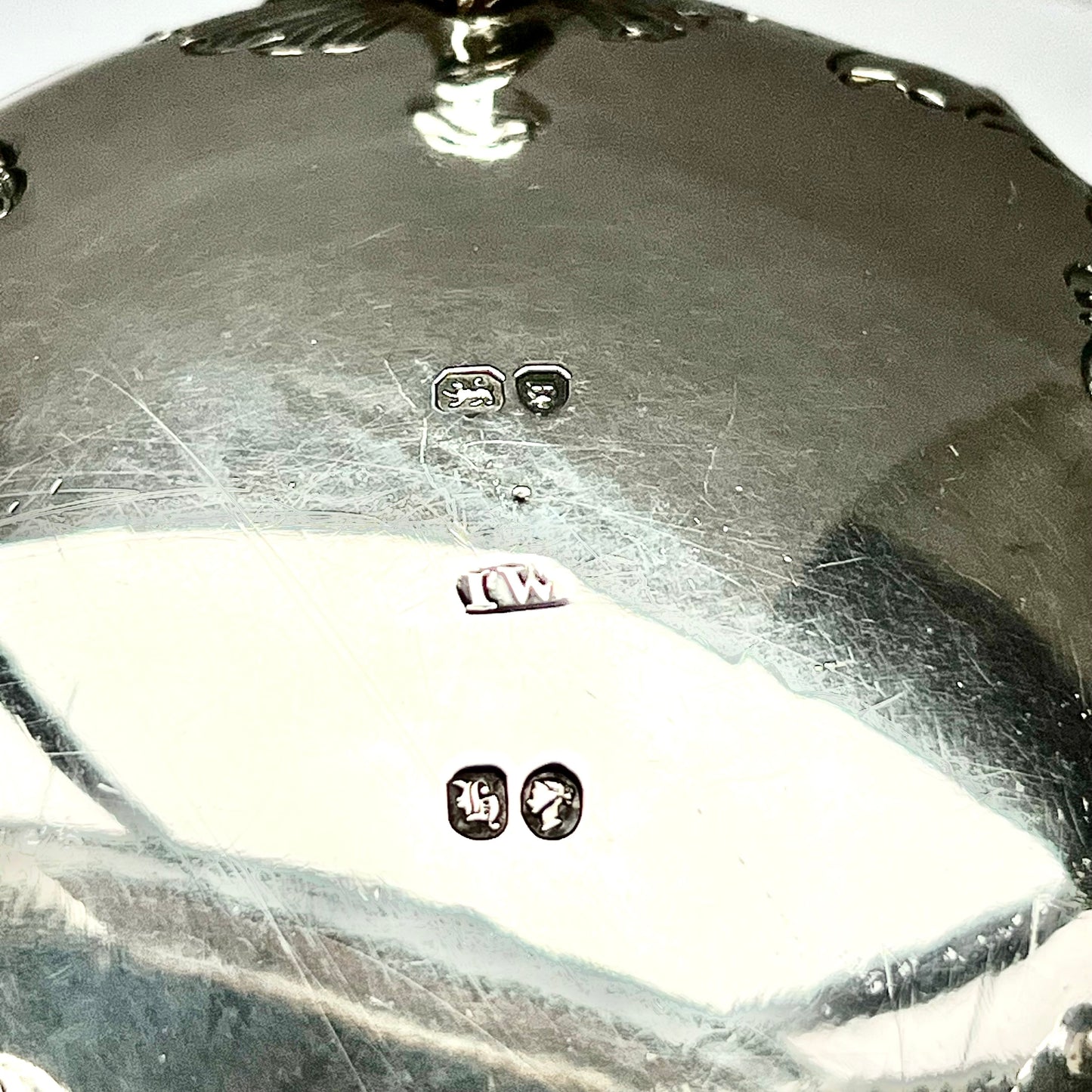 维多利亚早期的大型纯银饰肉汁或调味汁盘。约翰·韦尔比,伦敦,1843 年