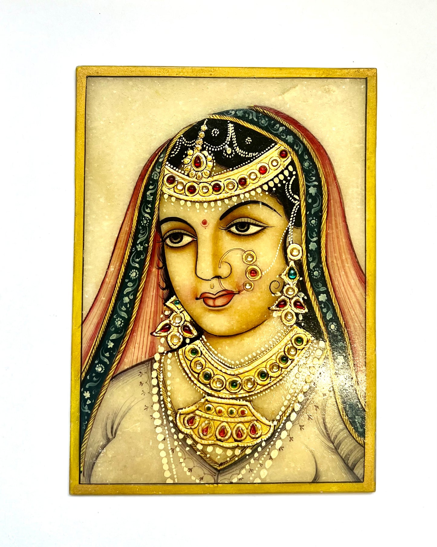 Retrato vintage de una maharani pintado a mano en estilo mogol indio sobre piedra y mármol.