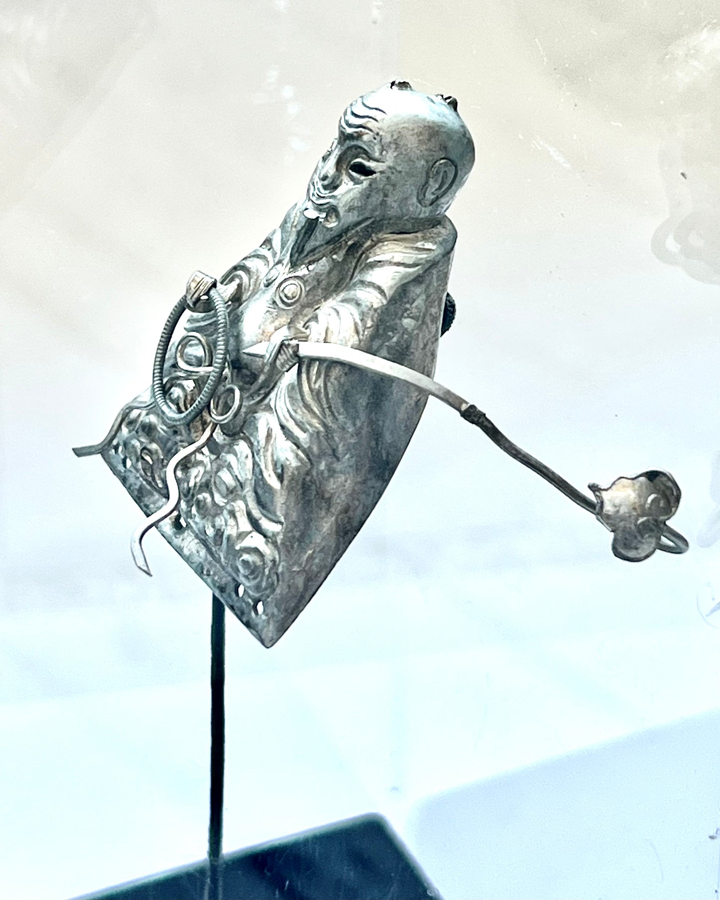 Horquilla china antigua de plata con forma de figura y varilla de metal base, siglo XIX, mediados y finales de la dinastía Qing.