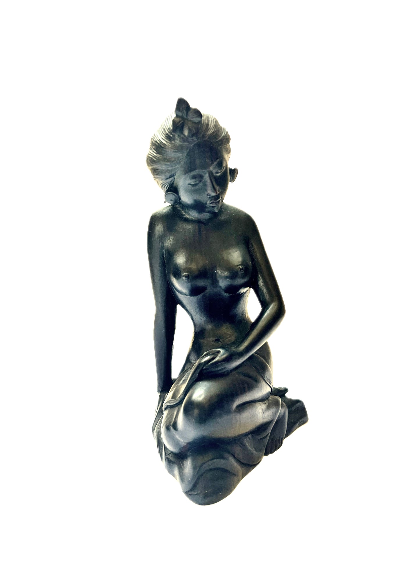 巴厘岛古老柚木雕刻的静谧女士雕像,约 20 世纪初至中期在巴图巴兰雕刻而成,