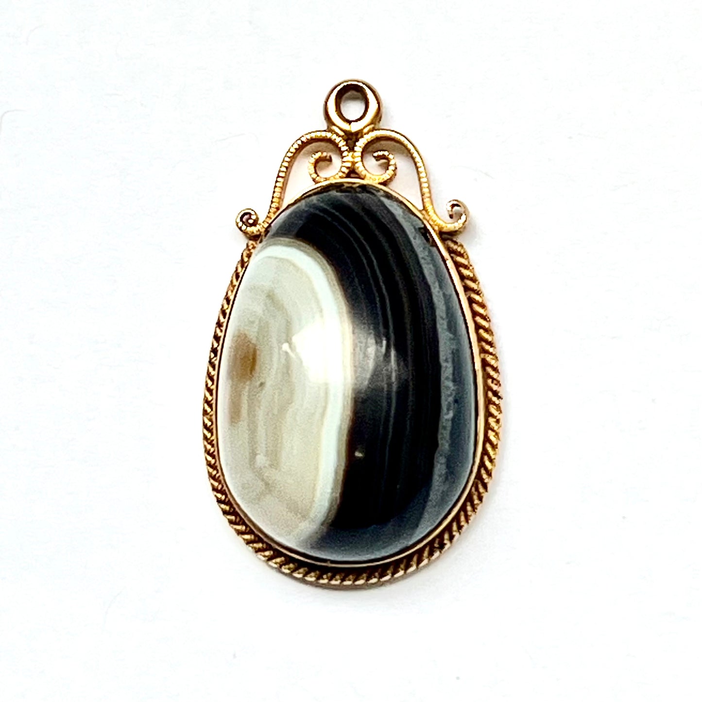 Colgante de ágata con bandas de ojo de buey, estilo colonial australiano del siglo XIX, en oro de 15 quilates.