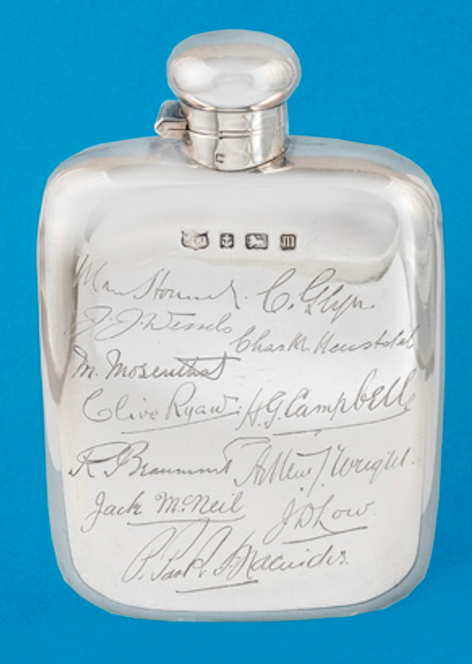 Antiguo frasco de plata esterlina firmado por Mappin & Webb con varios autógrafos, atribuido a intereses deportivos por determinar, posiblemente equipo de cricket sudafricano.