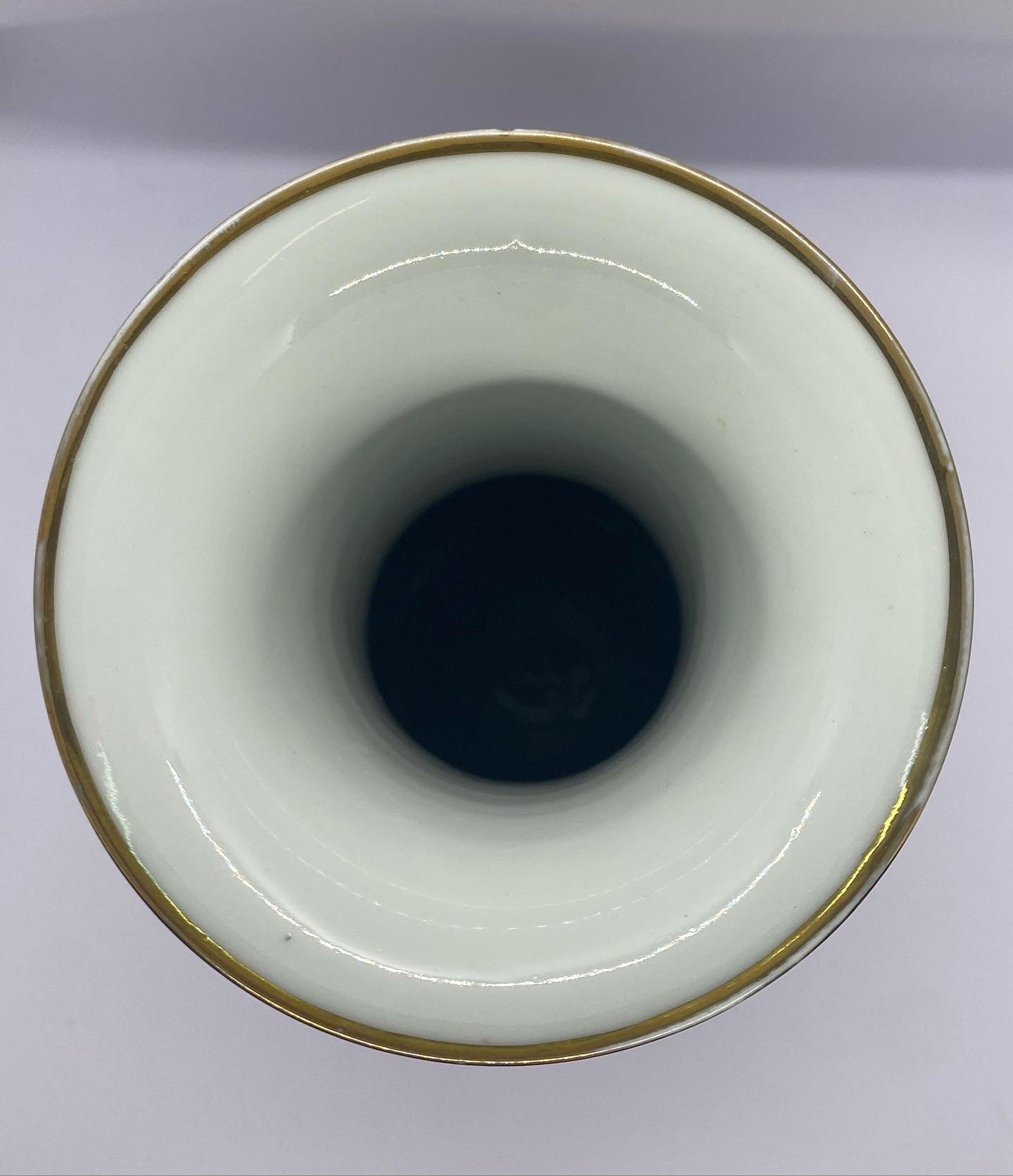 Jarrón Qing de finales del siglo XIX con esmaltado de color rojo cobre y diseños auspiciosos pintados a mano.