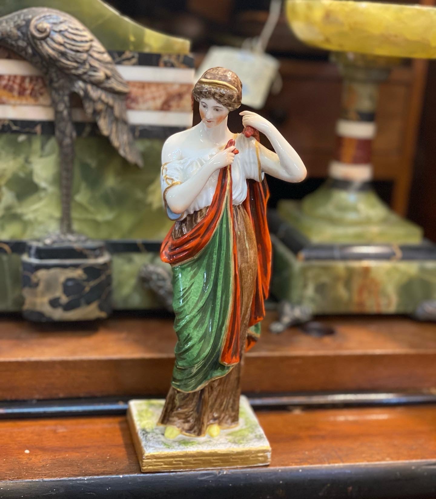 Hermosa figura de mujer de pie, estilo neoclásico, de mediados del siglo XIX