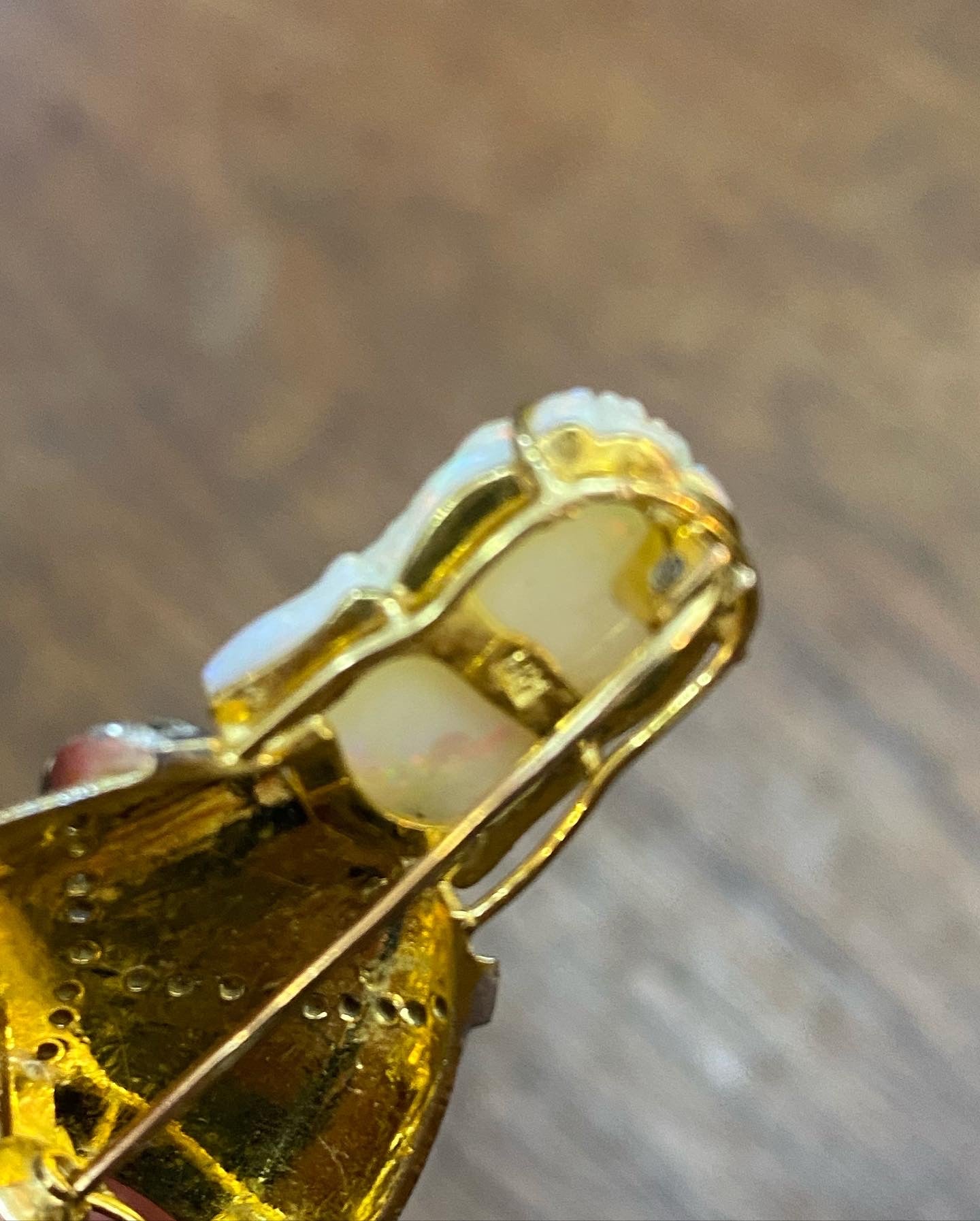 Broche Guanyin de ópalo tallado y oro de 18 quilates engastado con rubí y diamantes