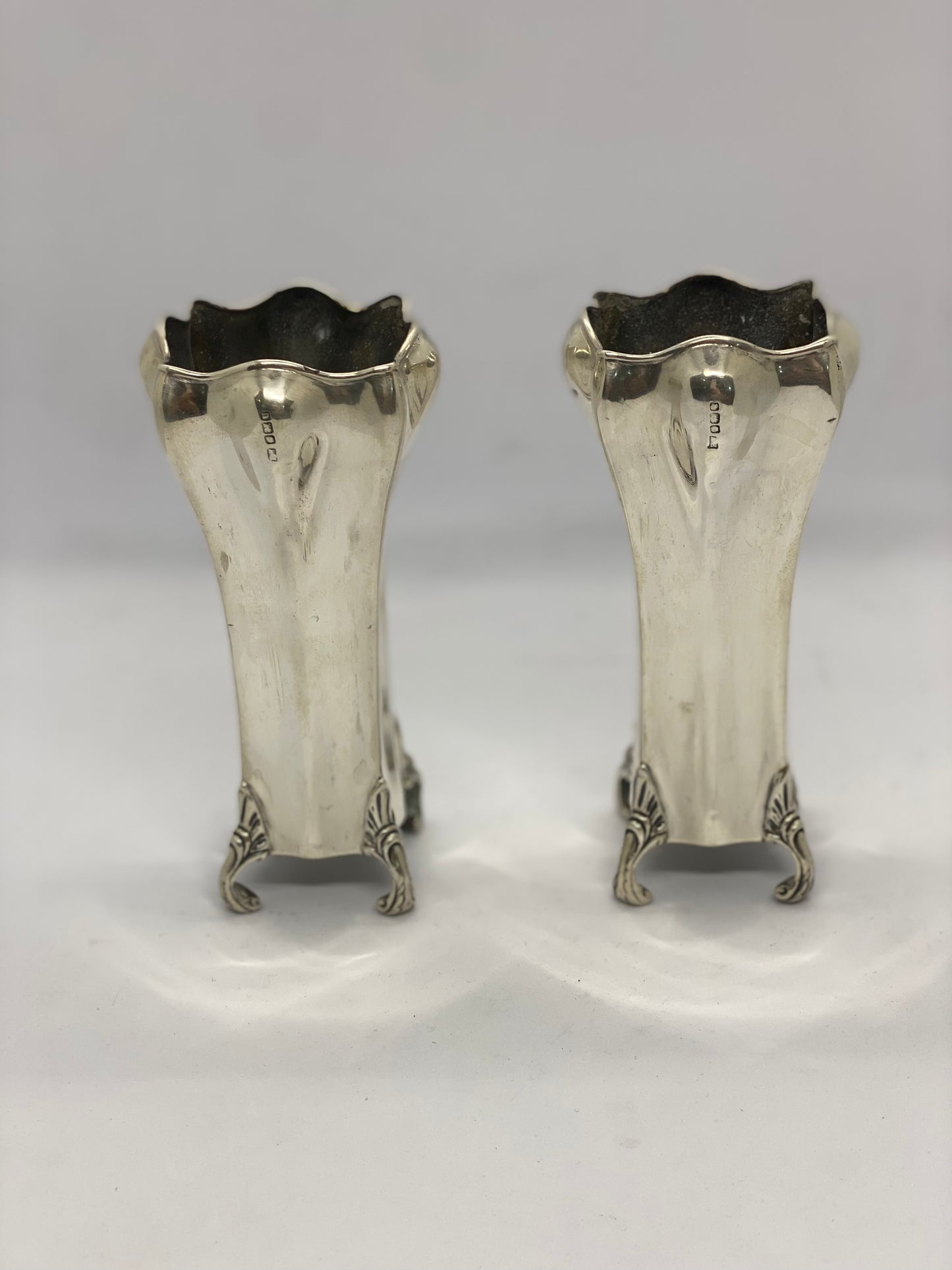 一对英国新艺术风格花束花瓶,谢菲尔德,约 20 世纪