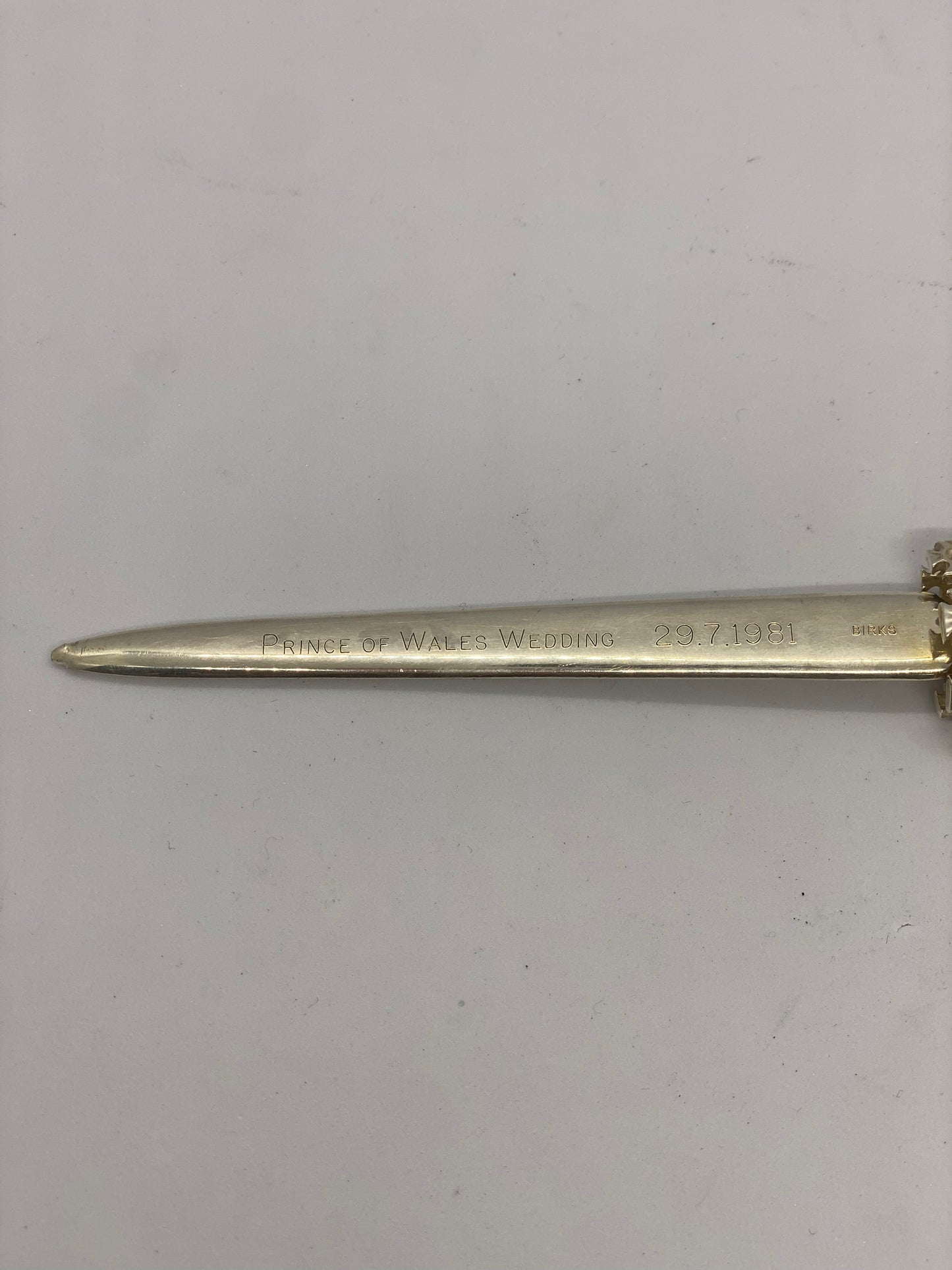 *Ejemplar raro* Abrecartas conmemorativo del Príncipe de Gales en plata esterlina de 1981