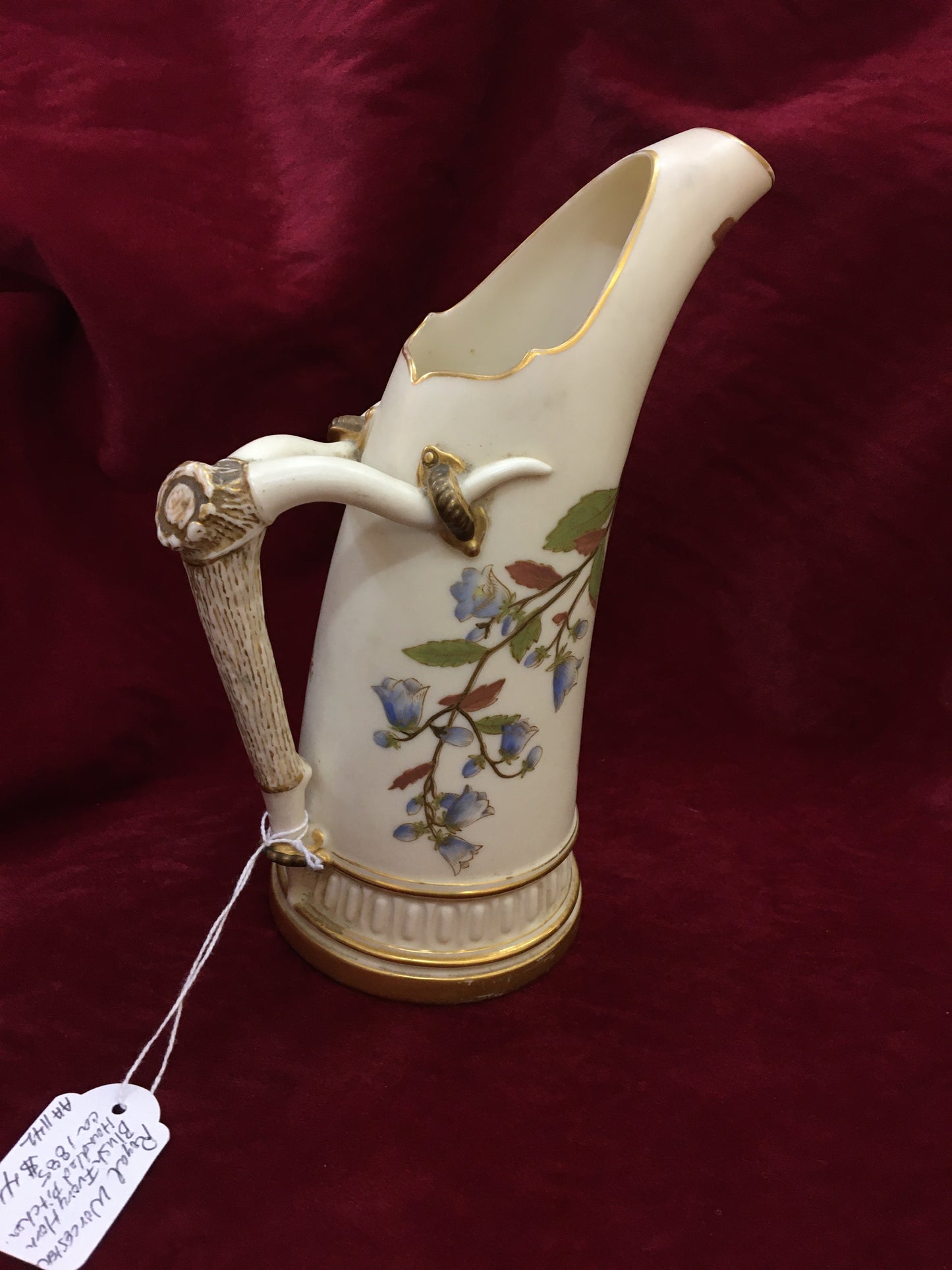 Jarra Art Nouveau Royal Worcester con asa de cuerno y figuras en color marfil ruborizado