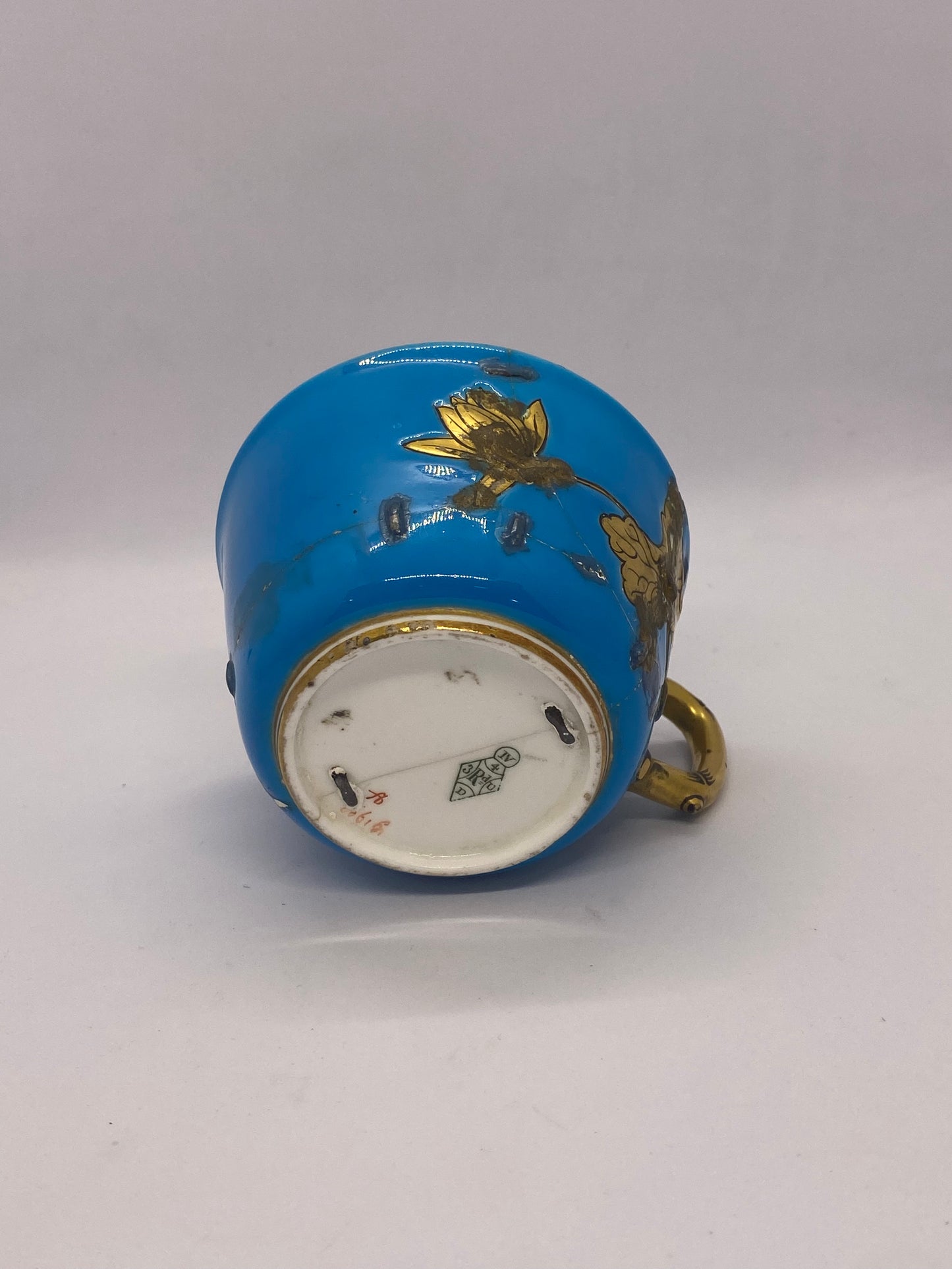 Juego de taza de té y platillo Minton antiguo de alrededor de 1874 en un diseño poco común con reparaciones básicas históricas