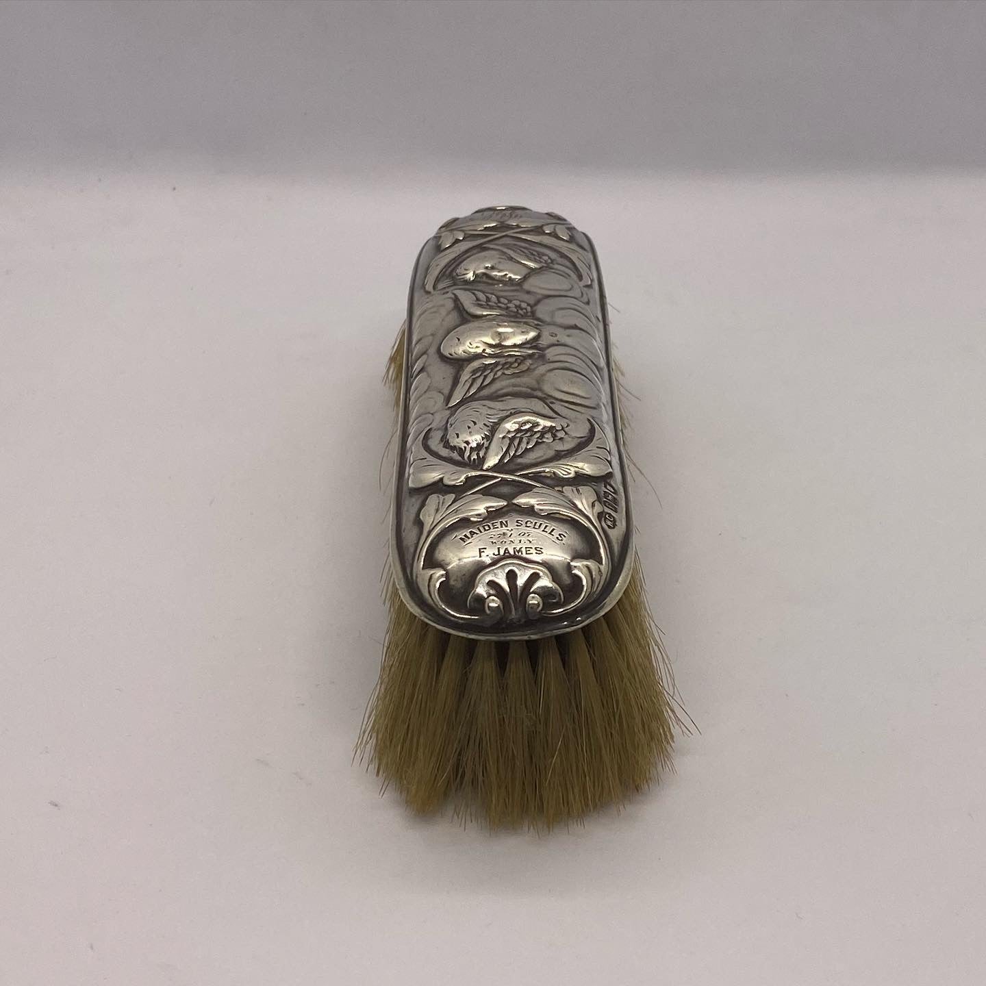 威廉·科明斯 (William Comyns) 创作的爱德华时代古董雷诺兹天使银衣刷