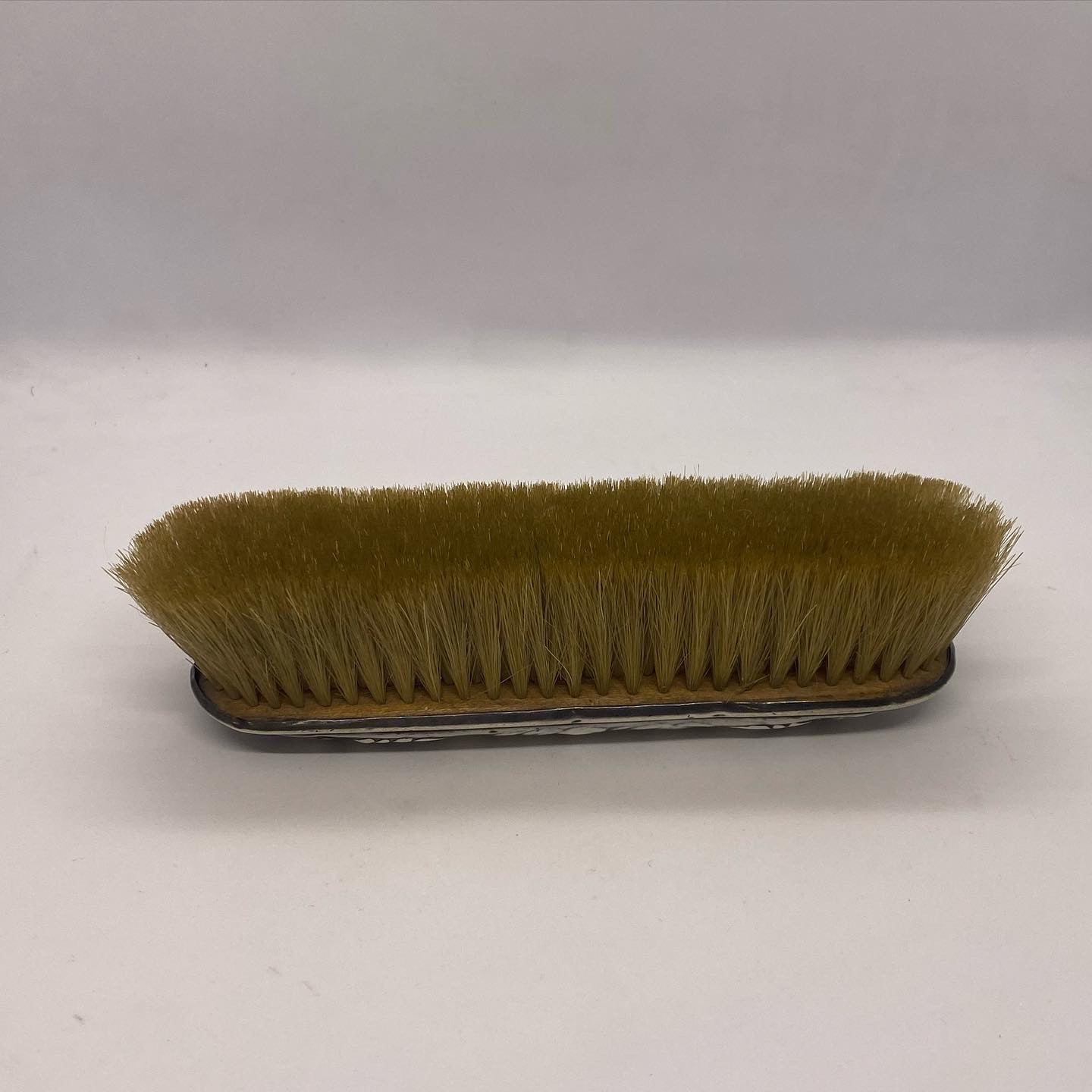 威廉·科明斯 (William Comyns) 创作的爱德华时代古董雷诺兹天使银衣刷