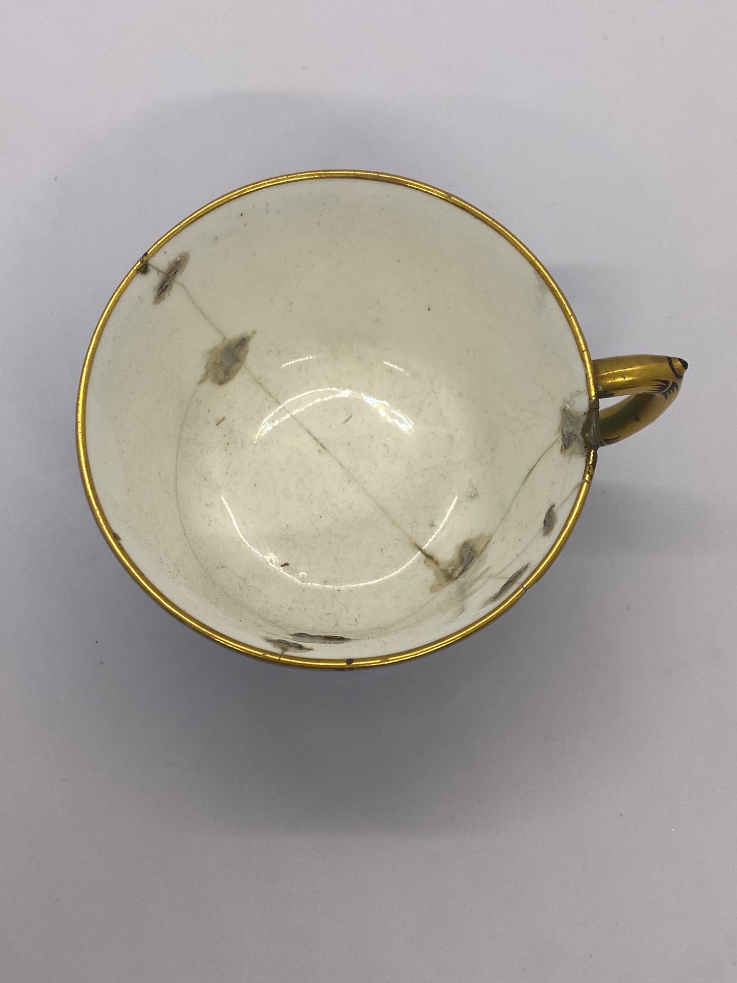 Juego de taza de té y platillo Minton antiguo de alrededor de 1874 en un diseño poco común con reparaciones básicas históricas