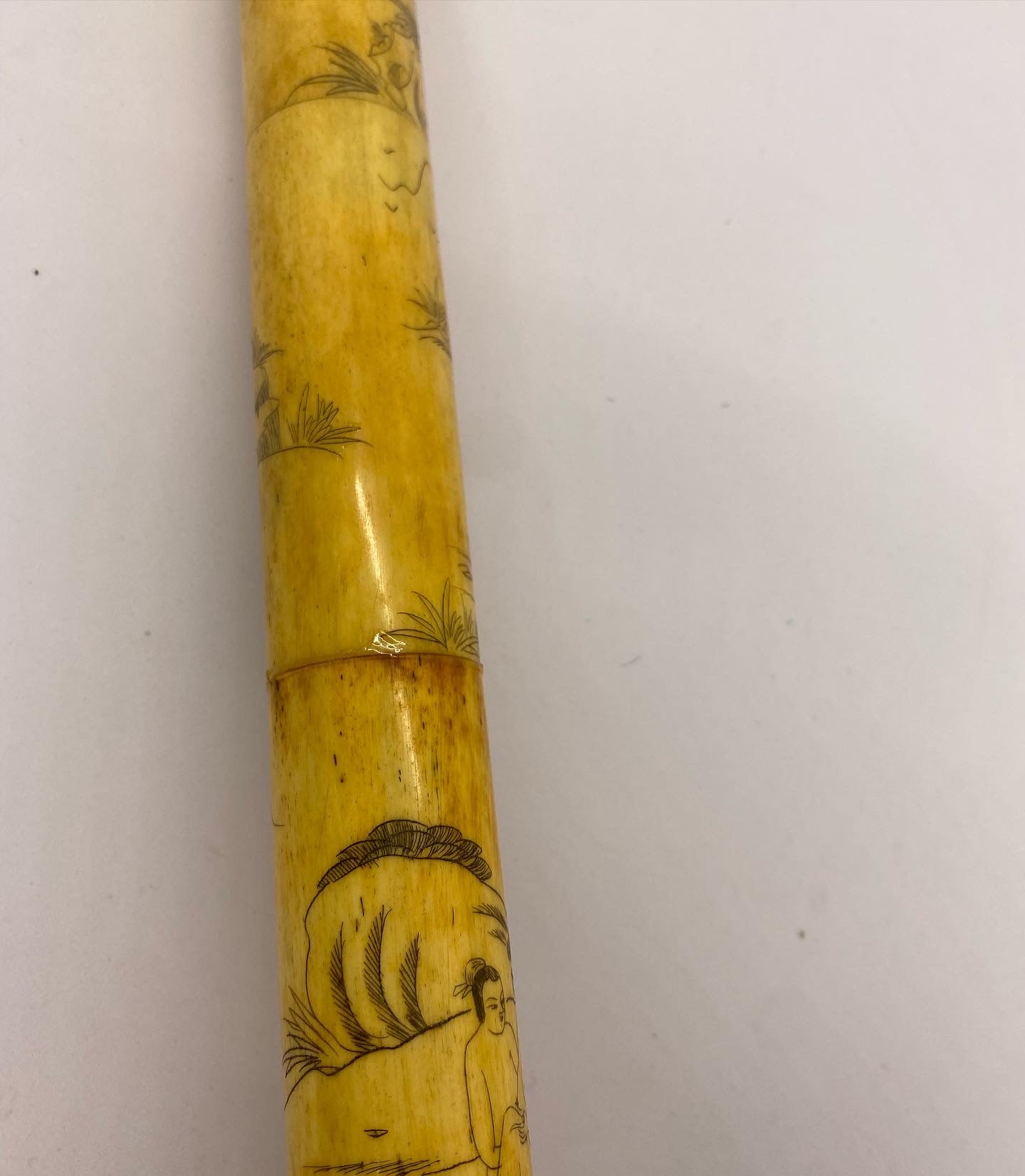 Pincel de calígrafo chino con mango de hueso del siglo XIX, extremadamente raro, con escenas eróticas