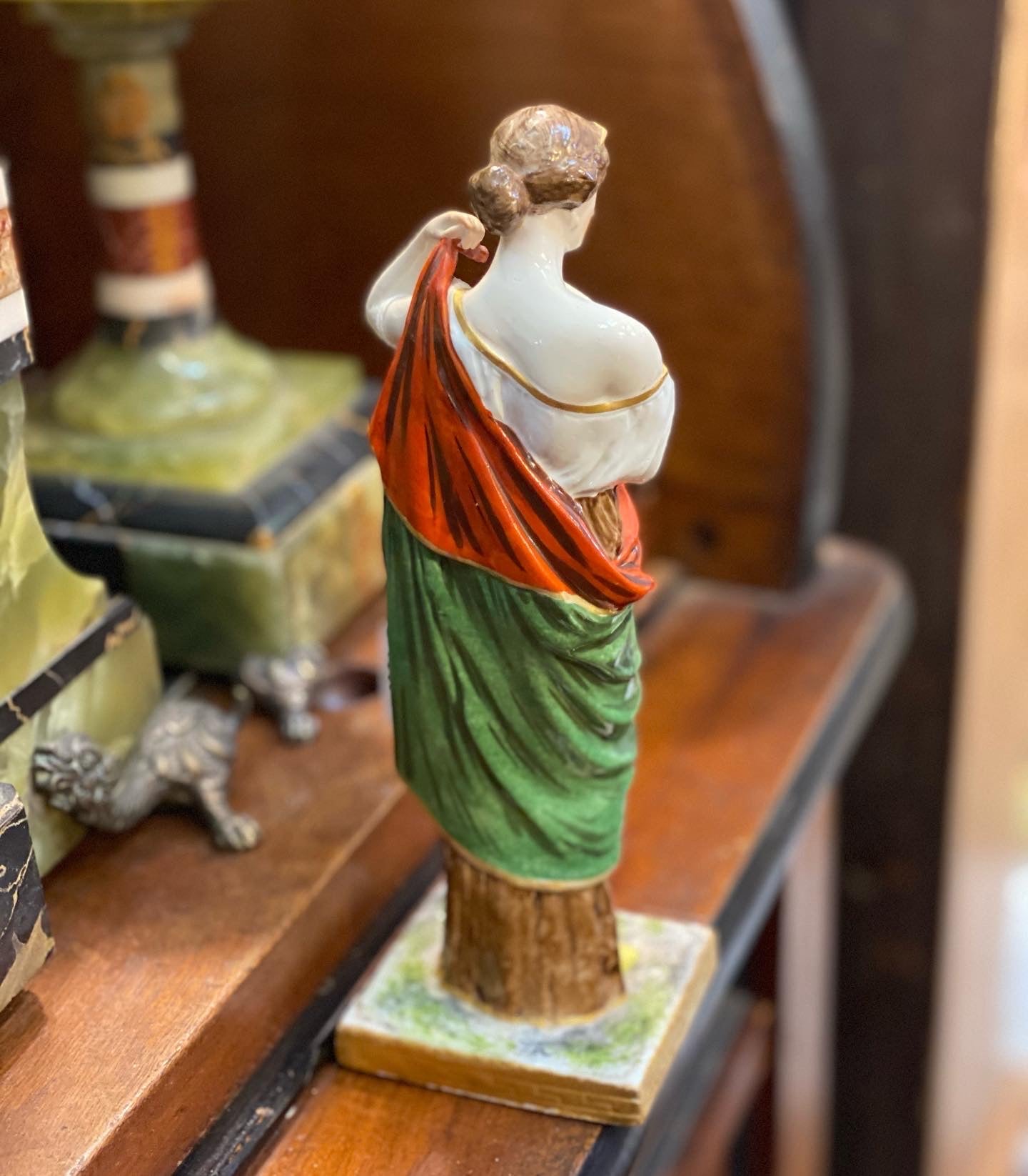Hermosa figura de mujer de pie, estilo neoclásico, de mediados del siglo XIX