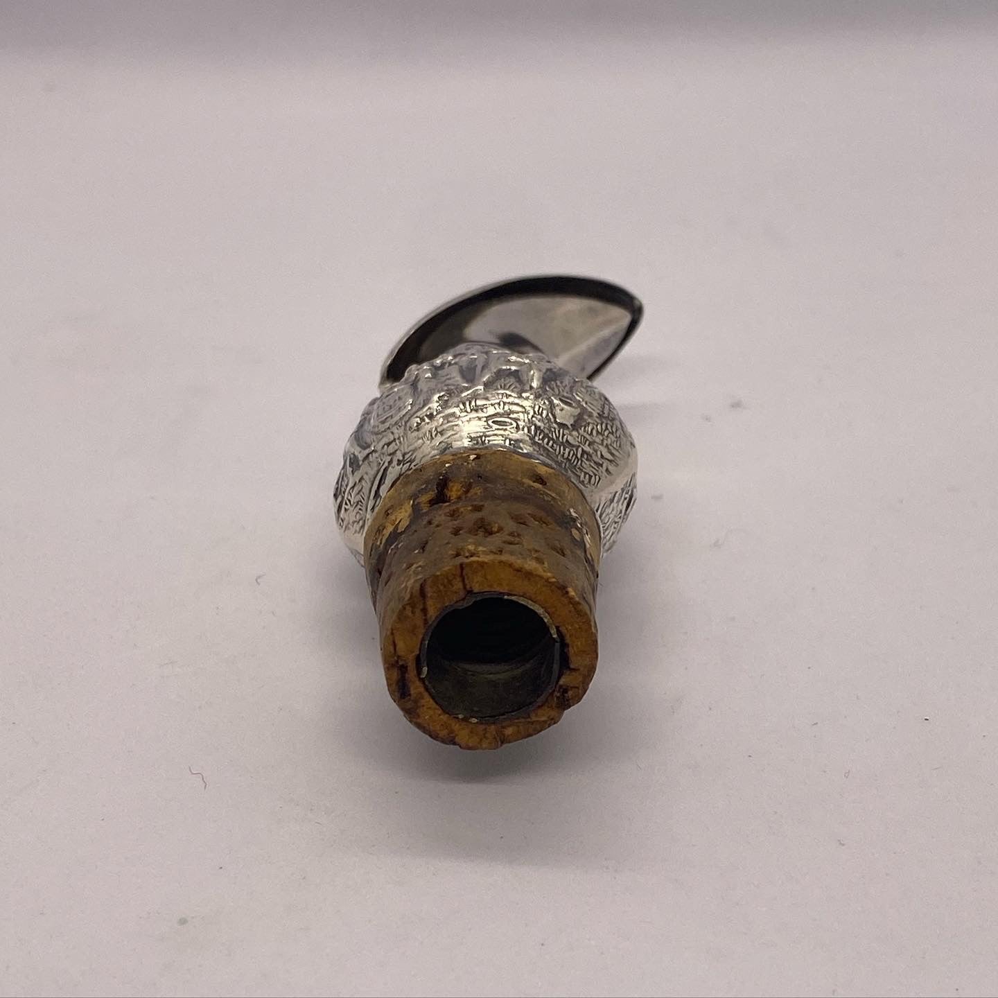 Antiguo vertedor de vino y licor de Europa continental en plata 900
