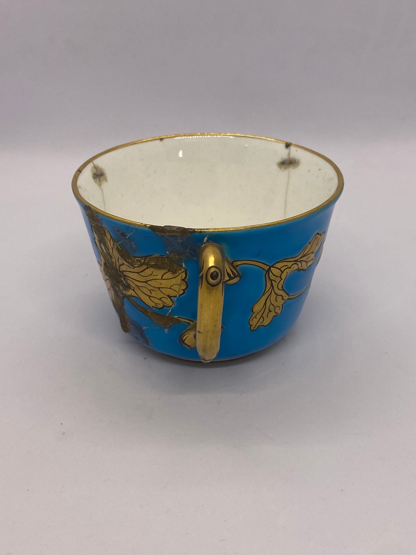 Juego de taza de té y platillo Minton antiguo de alrededor de 1874 en un diseño poco común con reparaciones básicas históricas