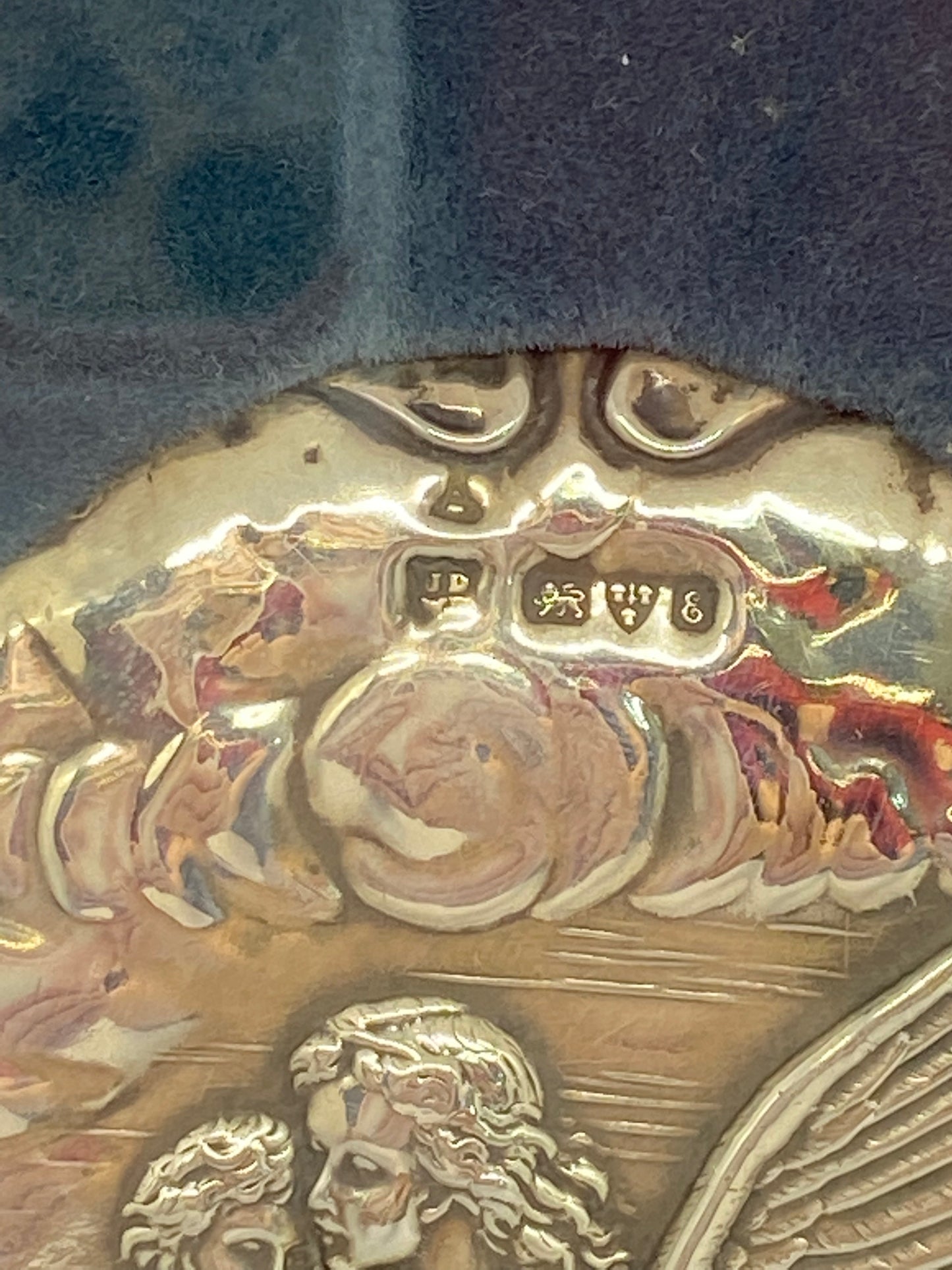 爱德华时代雷诺兹天使抱子匾,切斯特,1905 年,迪肯父子公司