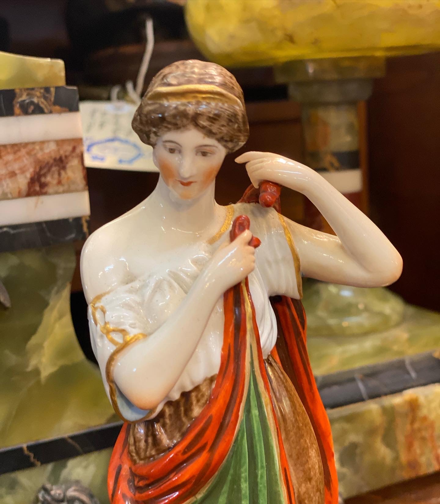 Hermosa figura de mujer de pie, estilo neoclásico, de mediados del siglo XIX