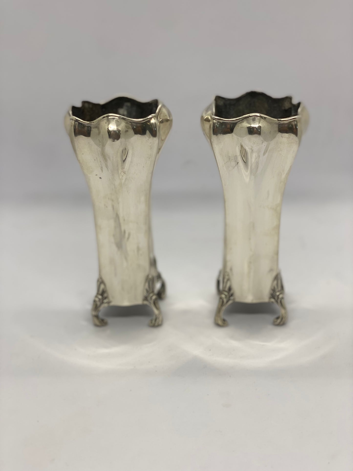 一对英国新艺术风格花束花瓶,谢菲尔德,约 20 世纪