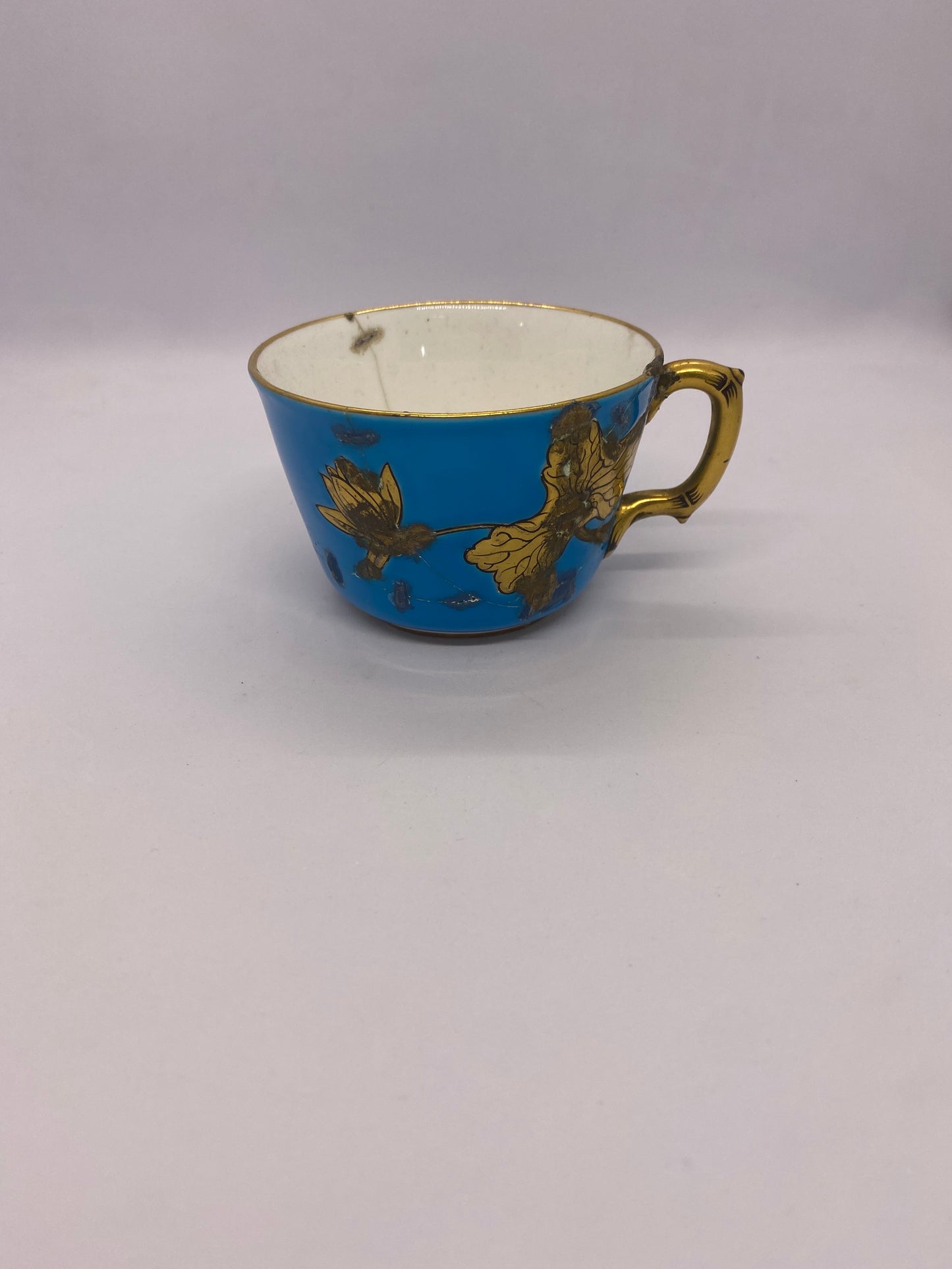 Juego de taza de té y platillo Minton antiguo de alrededor de 1874 en un diseño poco común con reparaciones básicas históricas