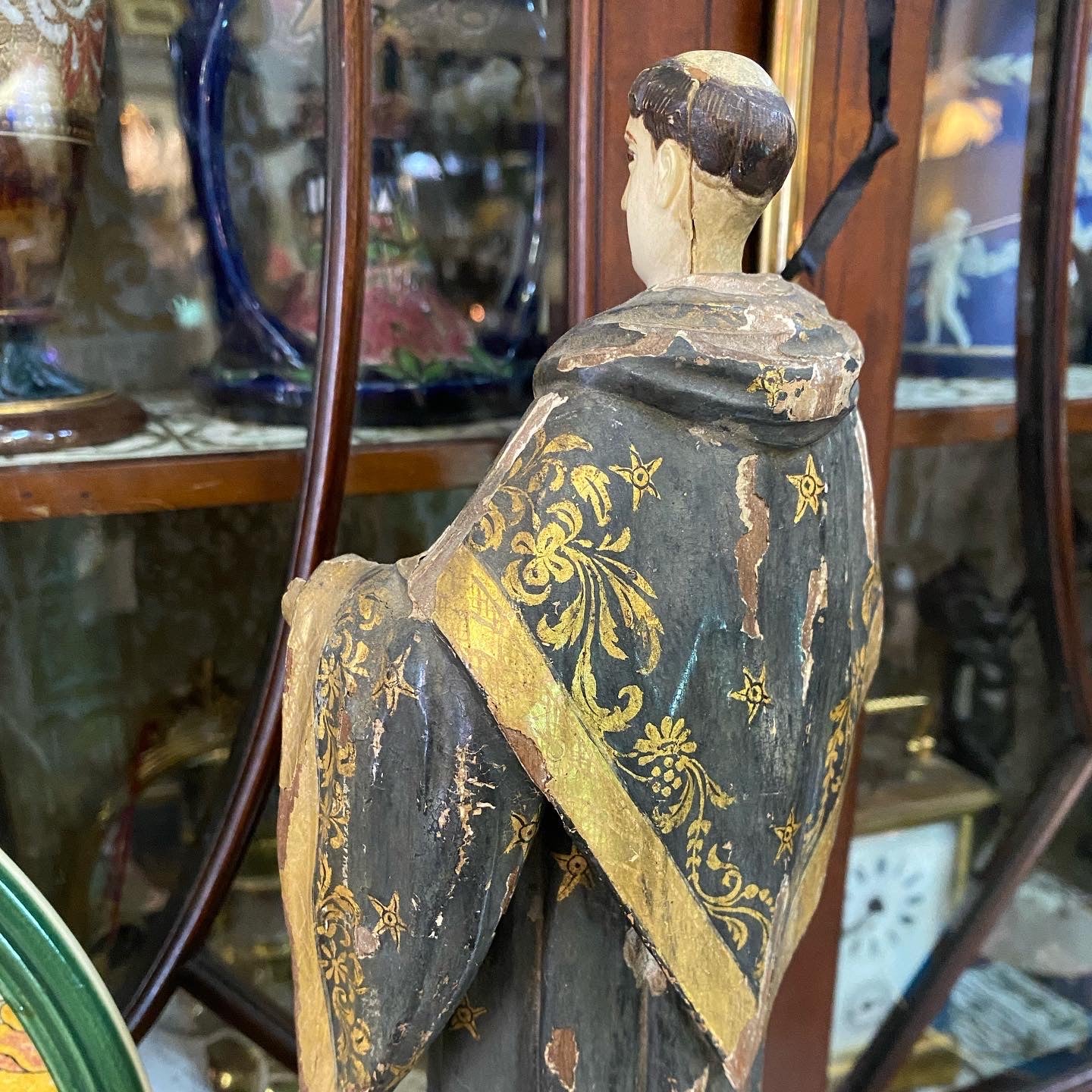 Antigua estatua colonial española del Santo de San Francisco, descatalogada en el Museo