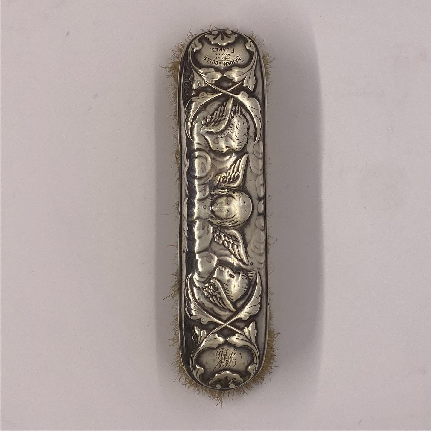 威廉·科明斯 (William Comyns) 创作的爱德华时代古董雷诺兹天使银衣刷