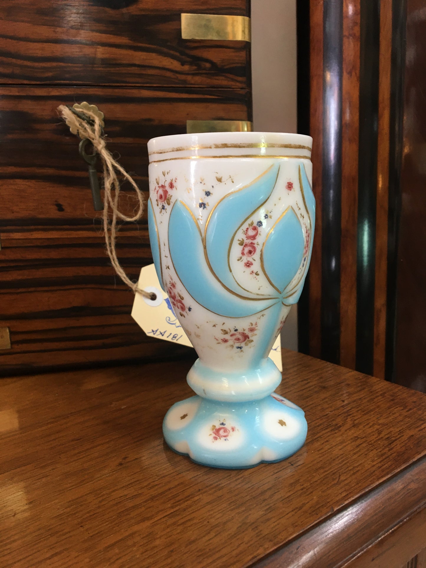 维多利亚风格蓝白色乳玻璃花束花瓶
