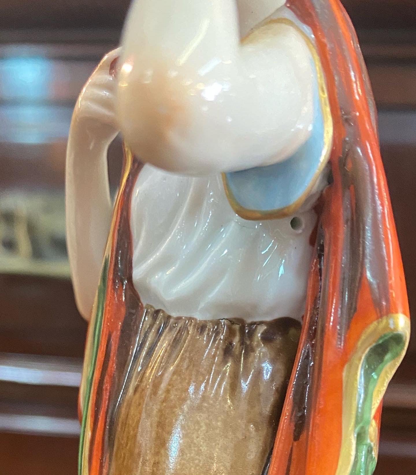 Hermosa figura de mujer de pie, estilo neoclásico, de mediados del siglo XIX
