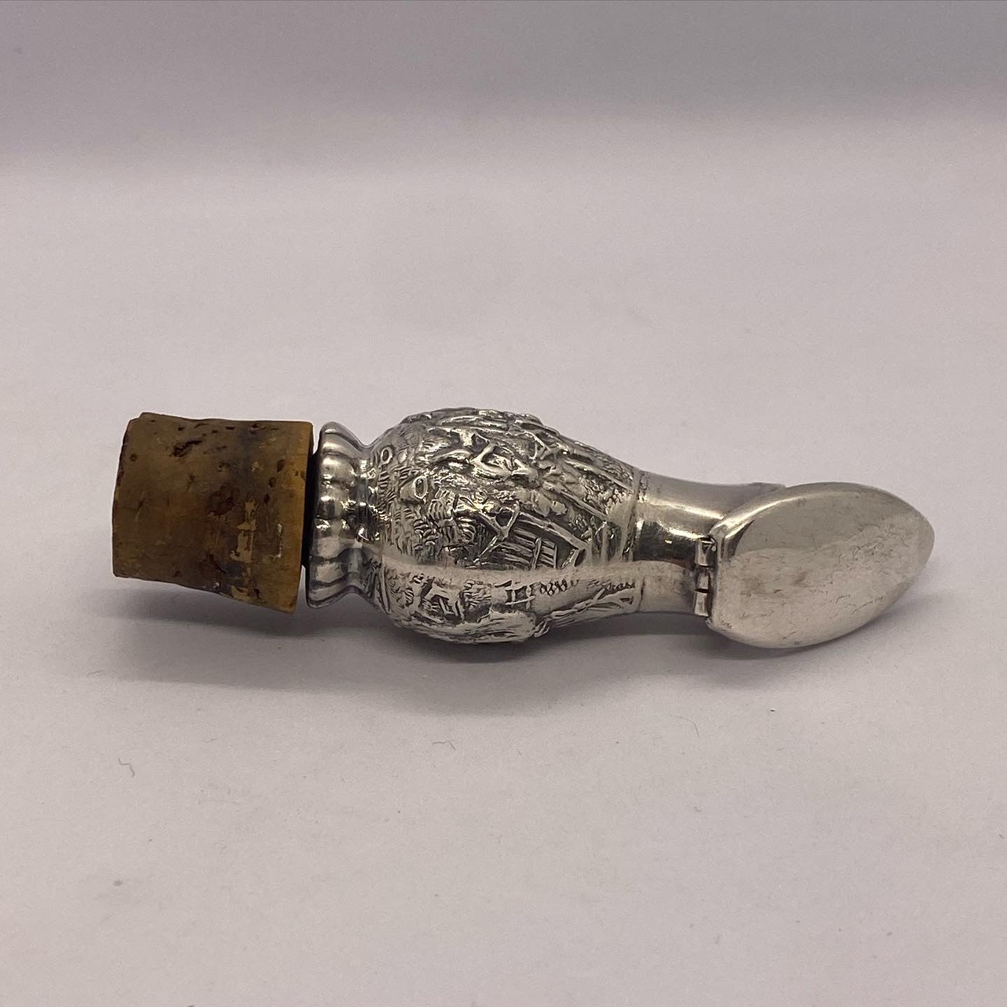 Antiguo vertedor de vino y licor de Europa continental en plata 900
