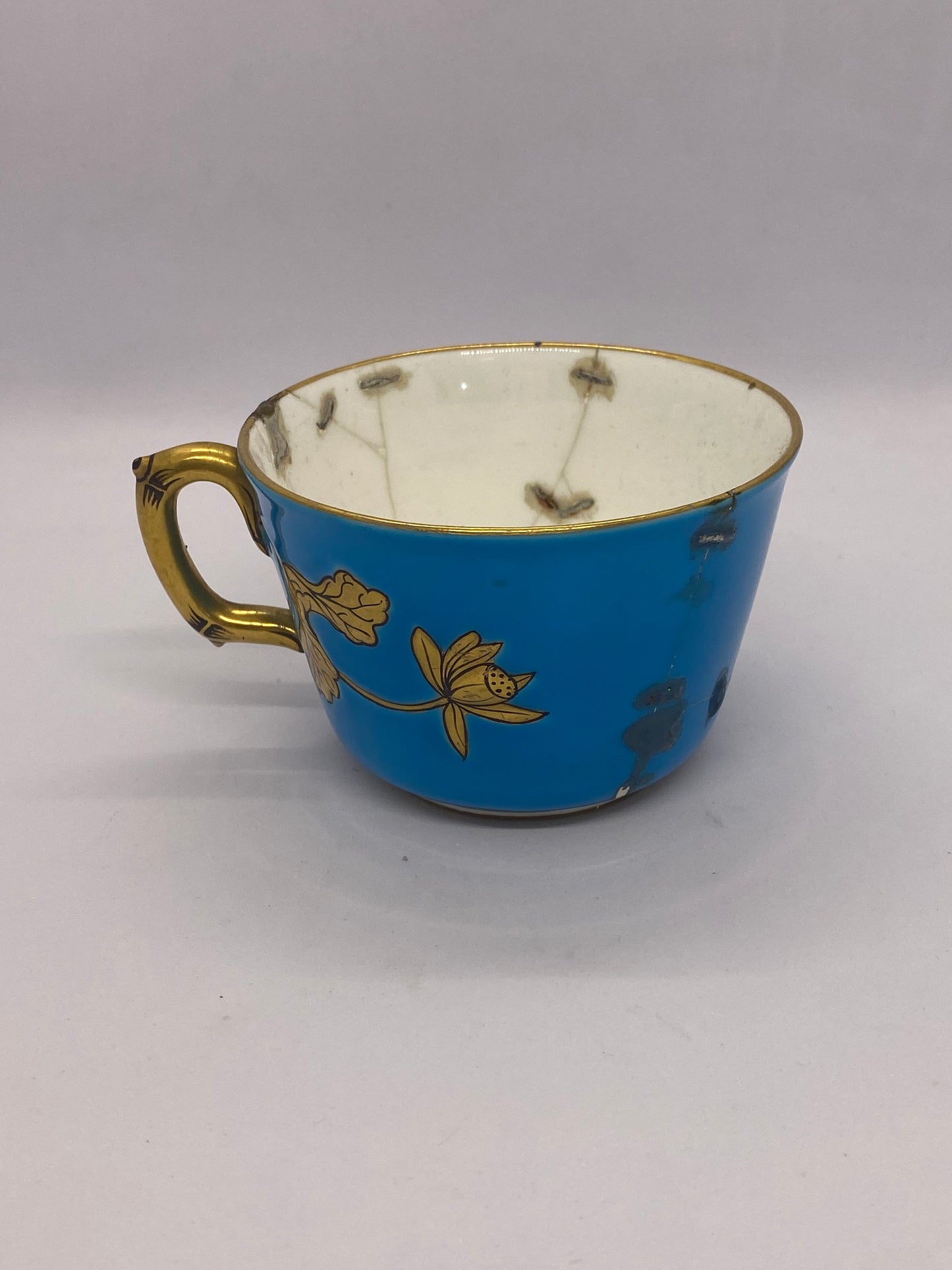 Juego de taza de té y platillo Minton antiguo de alrededor de 1874 en un diseño poco común con reparaciones básicas históricas