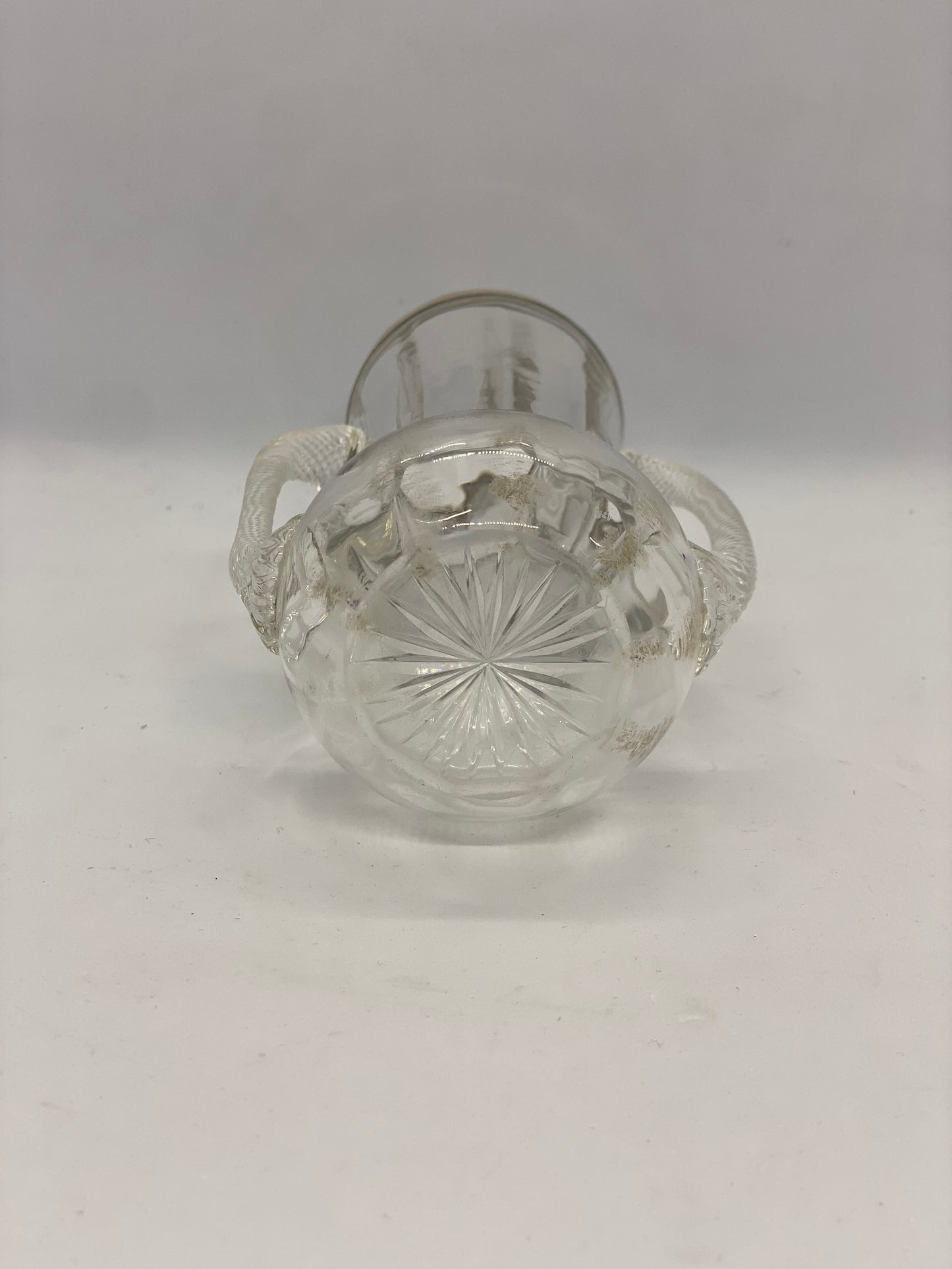 Jarrón con detalles plateados inspirado en una urna clásica Art Nouveau