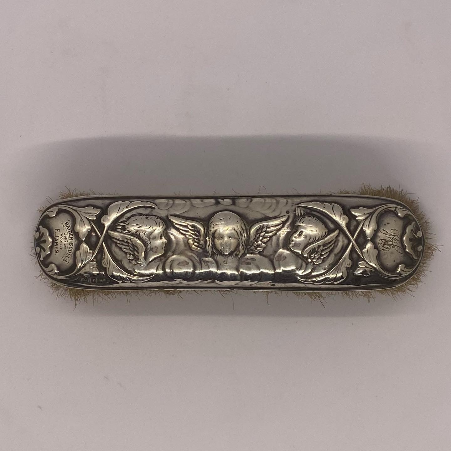 威廉·科明斯 (William Comyns) 创作的爱德华时代古董雷诺兹天使银衣刷