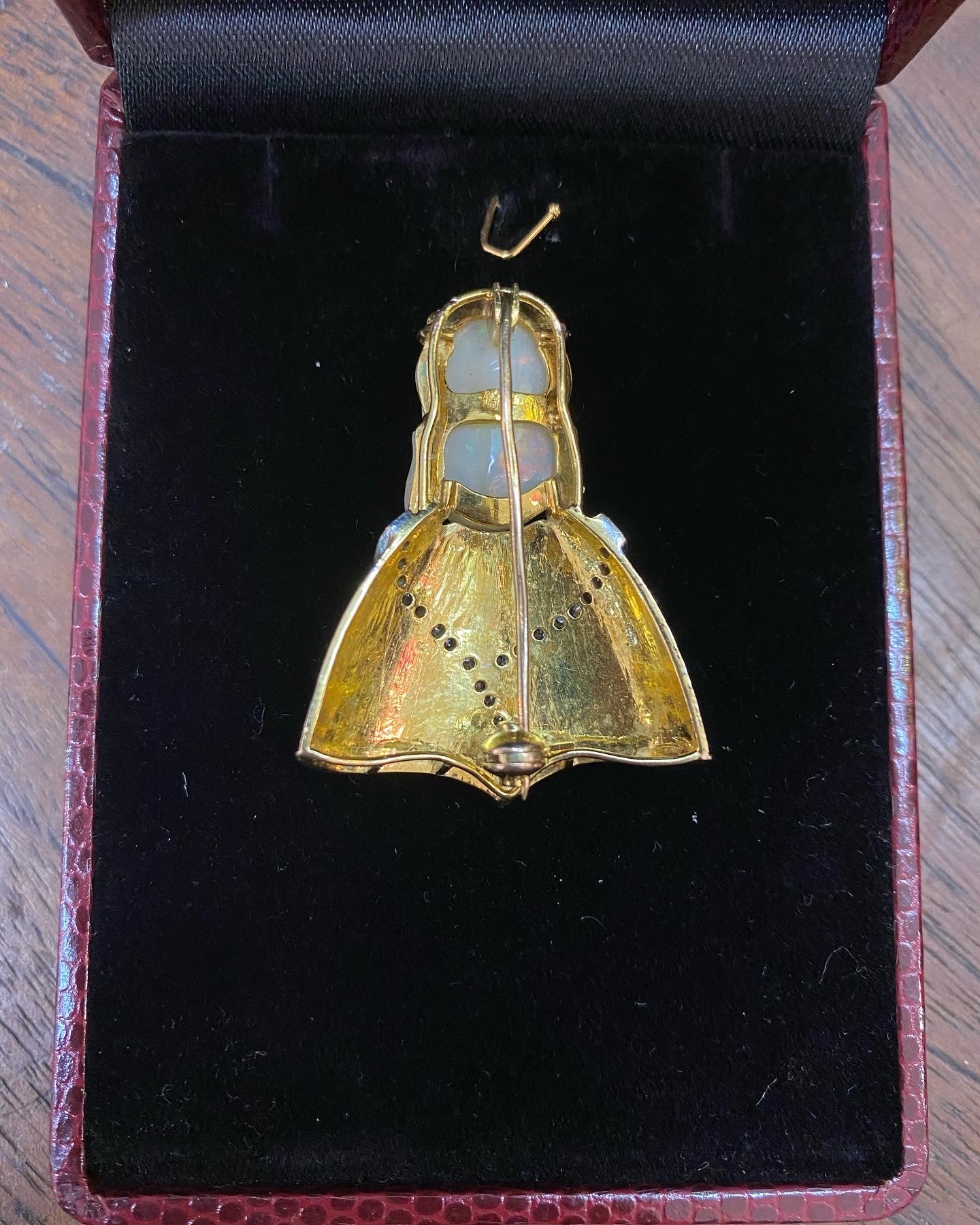 Broche Guanyin de ópalo tallado y oro de 18 quilates engastado con rubí y diamantes