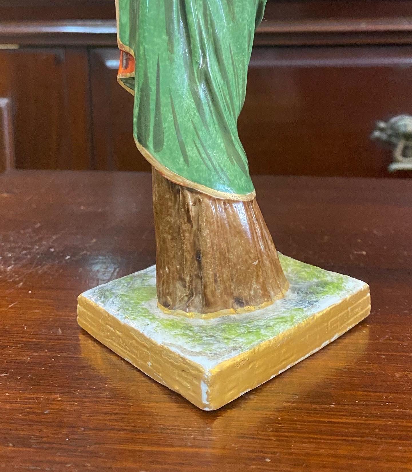 Hermosa figura de mujer de pie, estilo neoclásico, de mediados del siglo XIX
