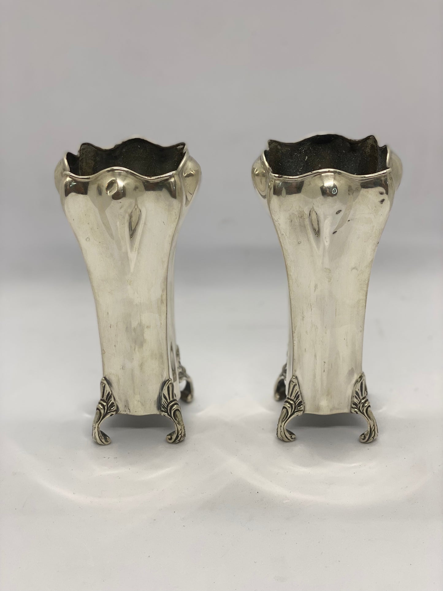 一对英国新艺术风格花束花瓶,谢菲尔德,约 20 世纪